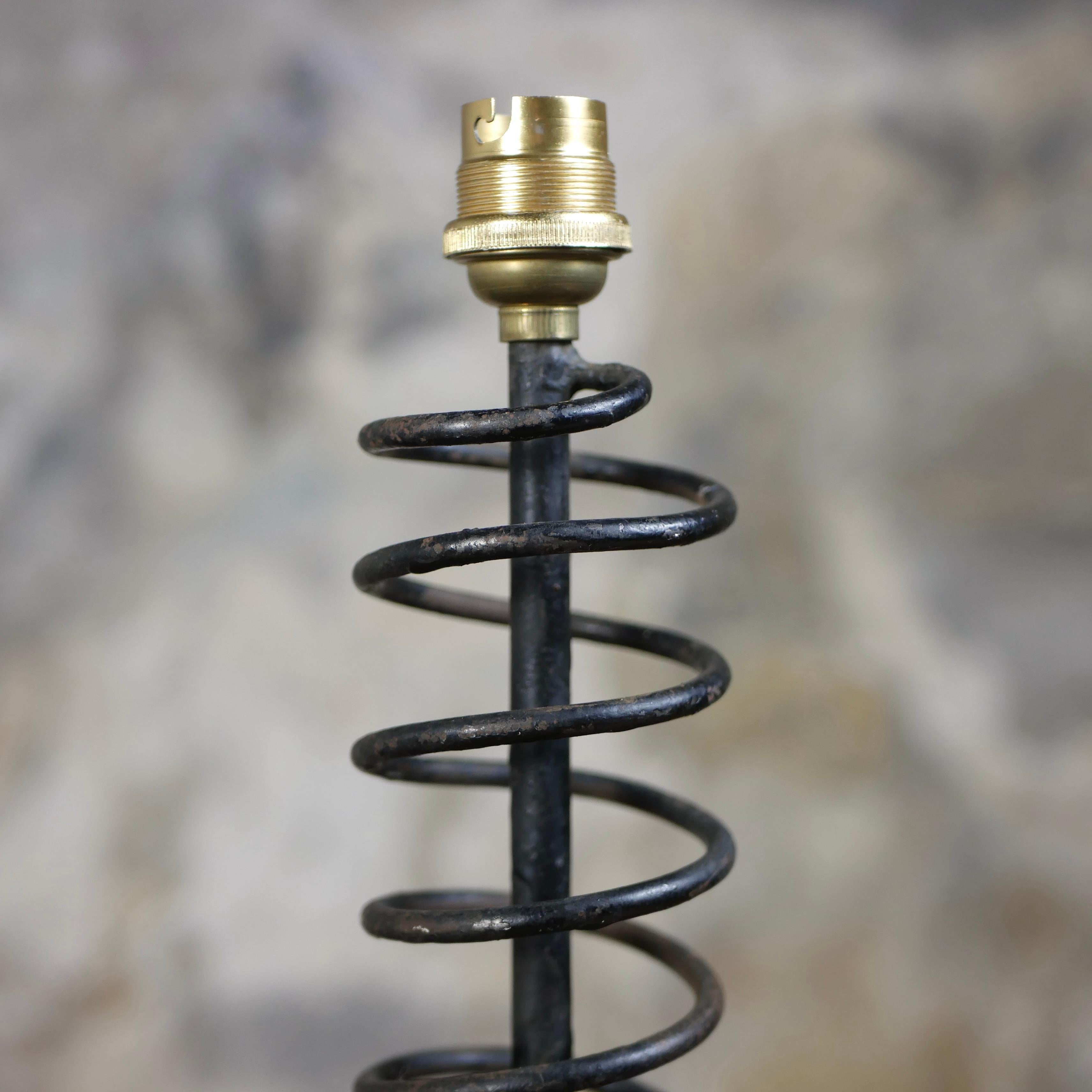 Brutalist spring table lamp in wrought iron, French work from the 1950s For Sale 2