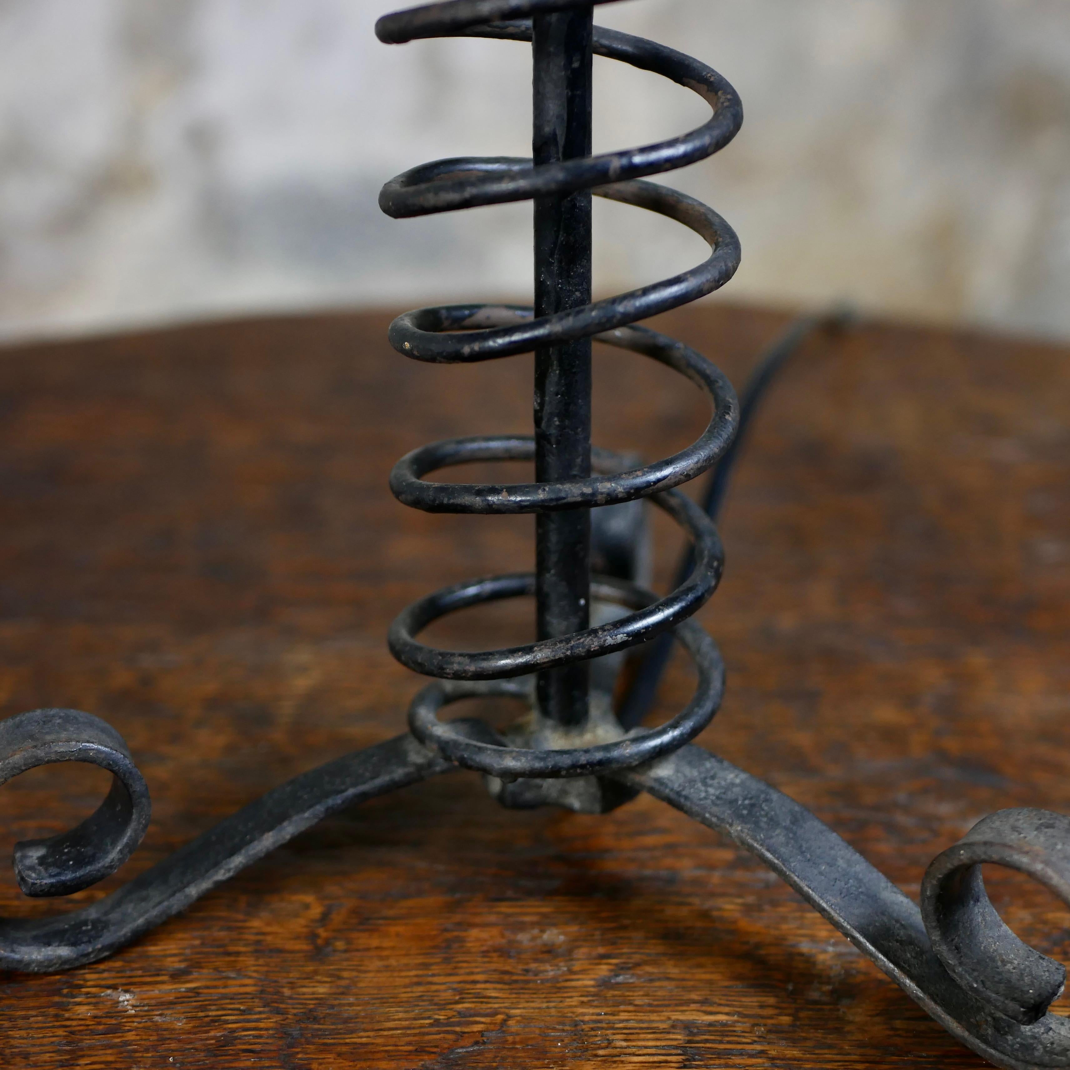 Brutalist spring table lamp in wrought iron, French work from the 1950s For Sale 3