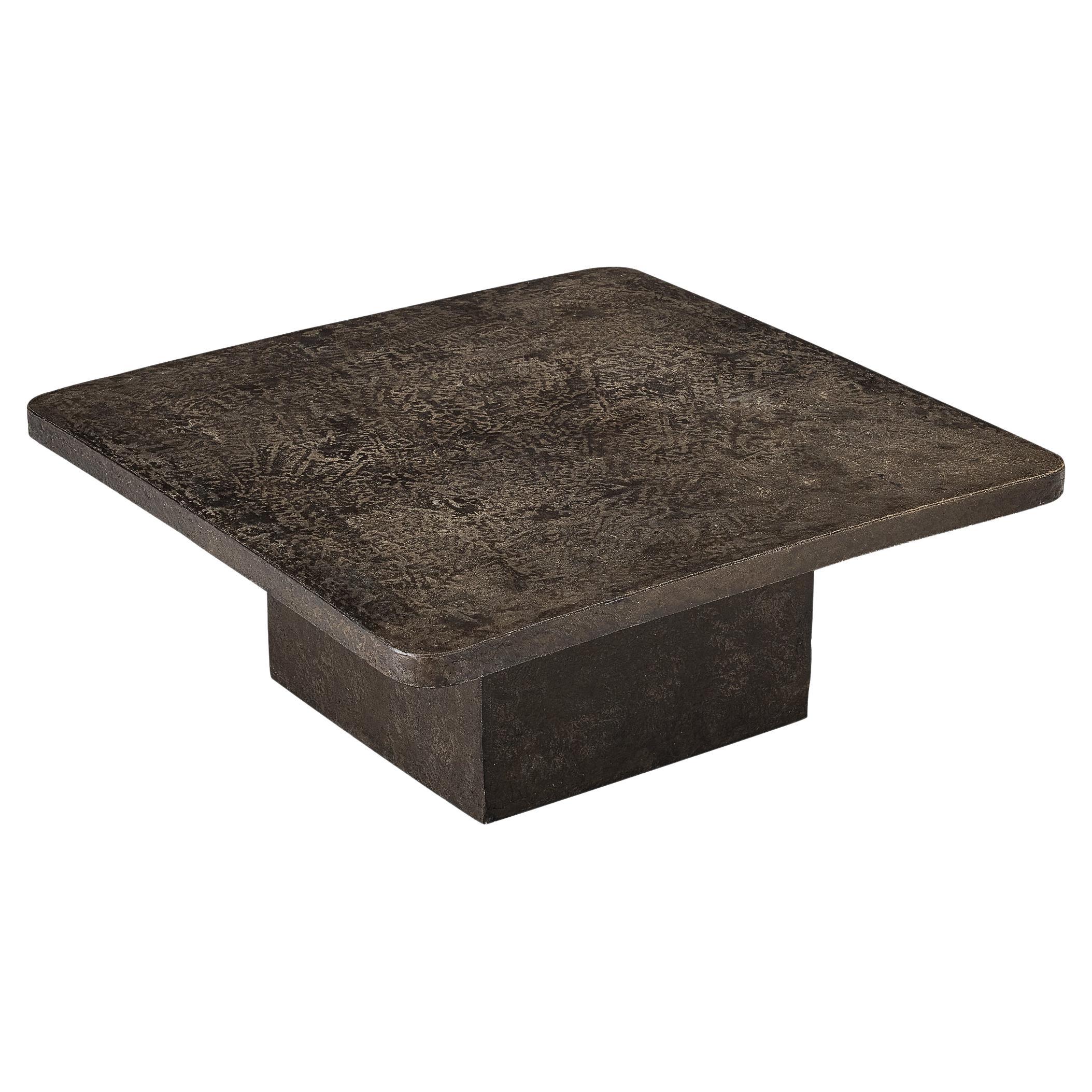 Table basse carrée brutaliste en résine texturée aspect pierre 
