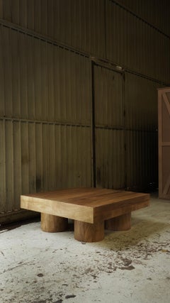 Table basse carrée brutaliste en placage de bois chaud Podio par NONO