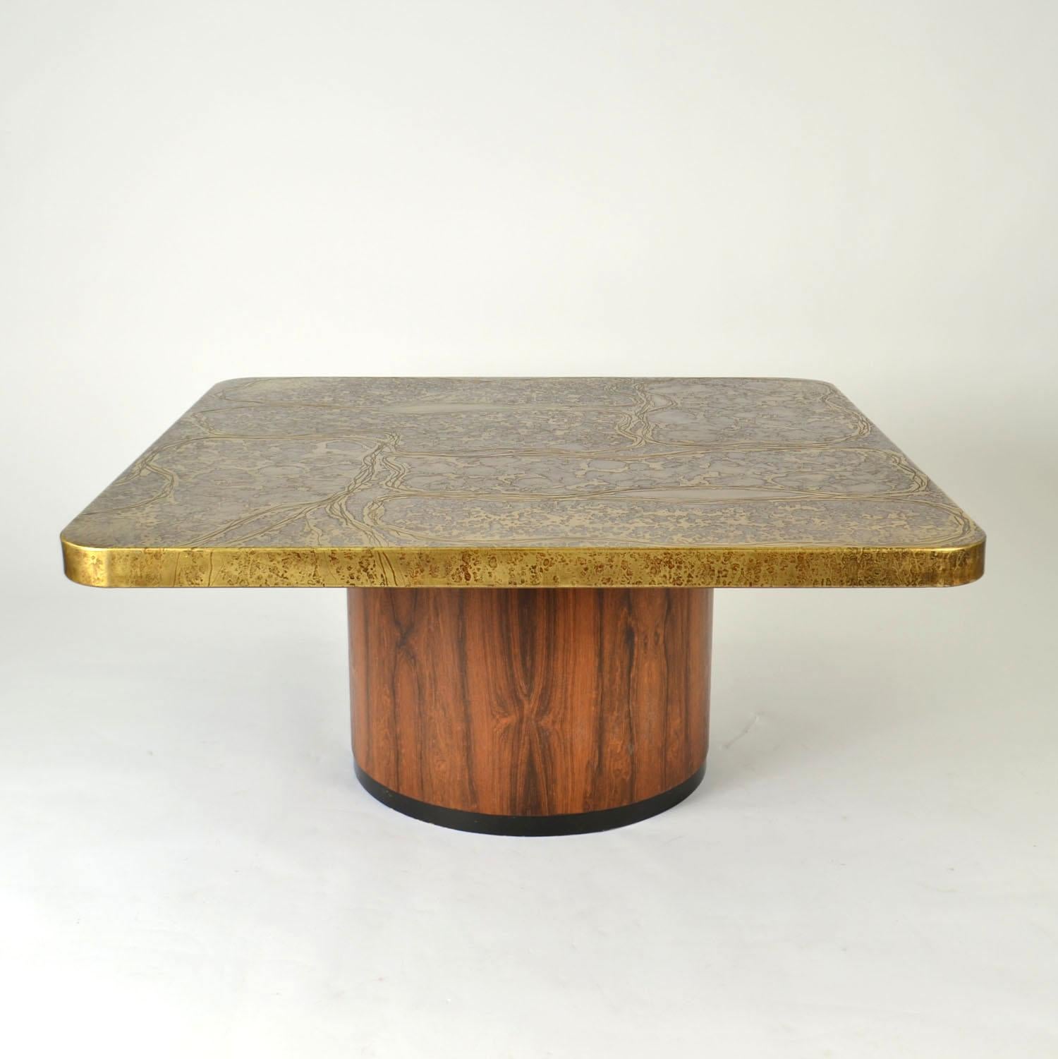 Table basse brutaliste en laiton gravé sur base ronde en contreplaqué plaqué, conçue par l'artiste Heinz Lilienthal, Allemagne, années 1970. Le sommet en relief est unique, la gravure faite à la main est comme une peinture en laiton avec une patine