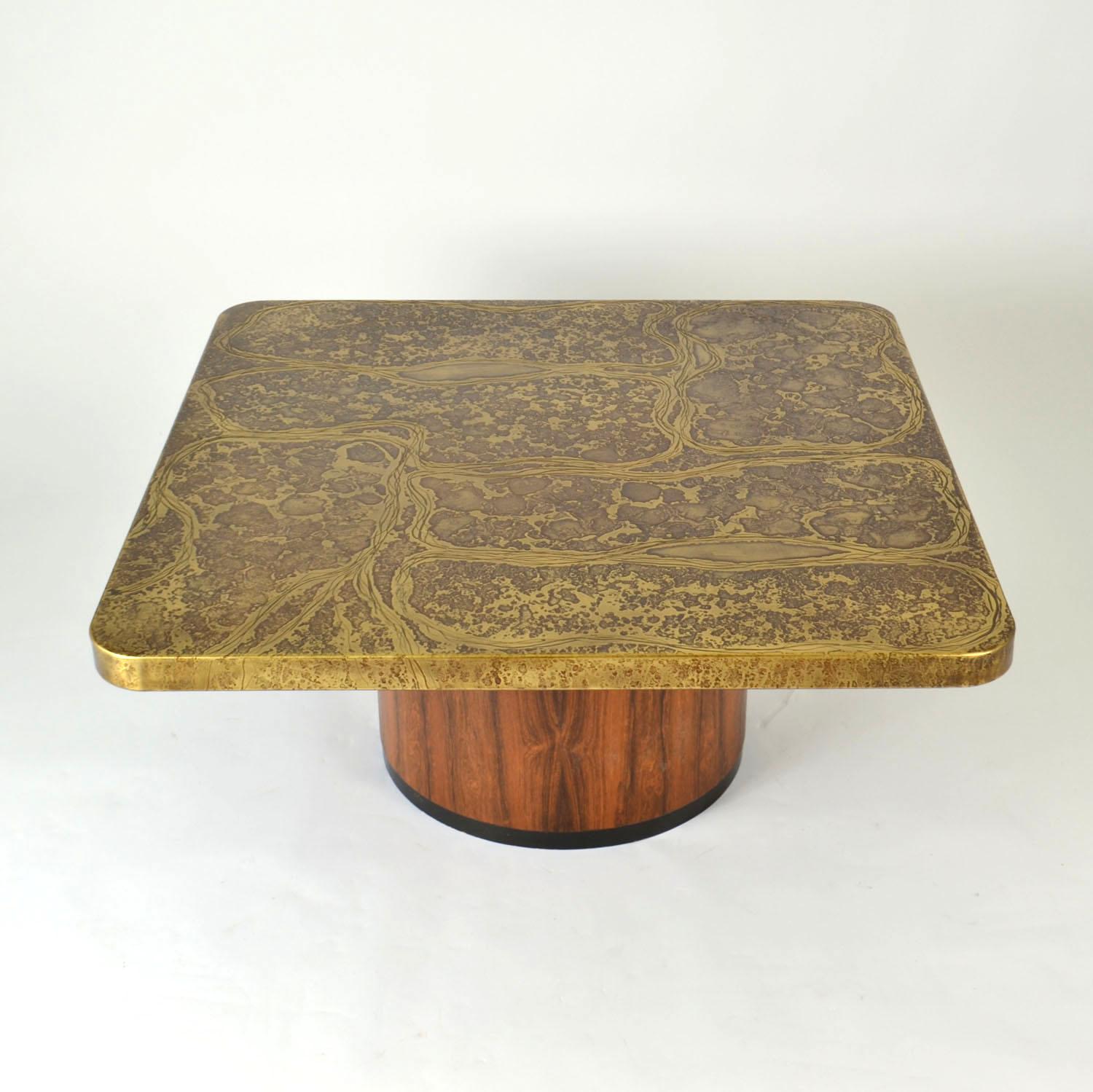 Mid-Century Modern Table basse carrée brutaliste en laiton gravé Heinz Lilienthal avec base en bois en vente
