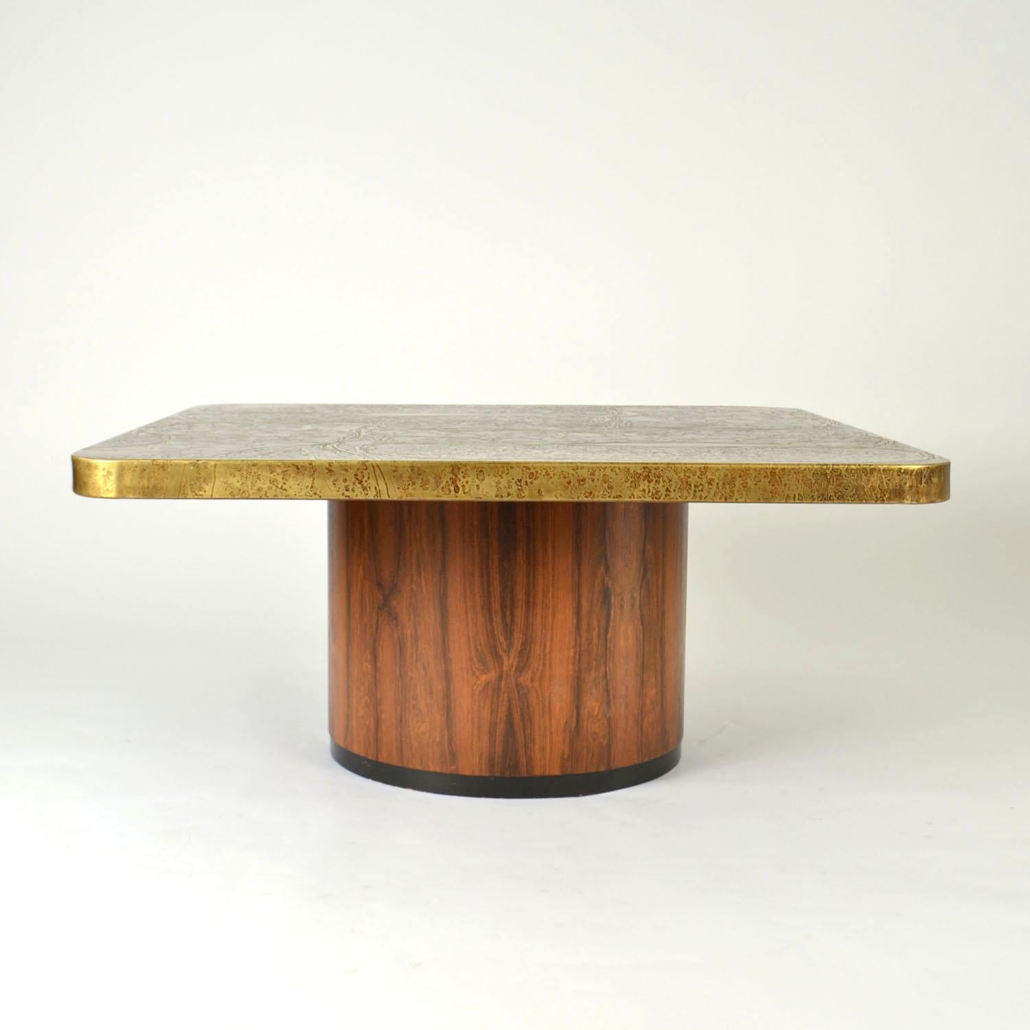 Allemand Table basse carrée brutaliste en laiton gravé Heinz Lilienthal avec base en bois en vente
