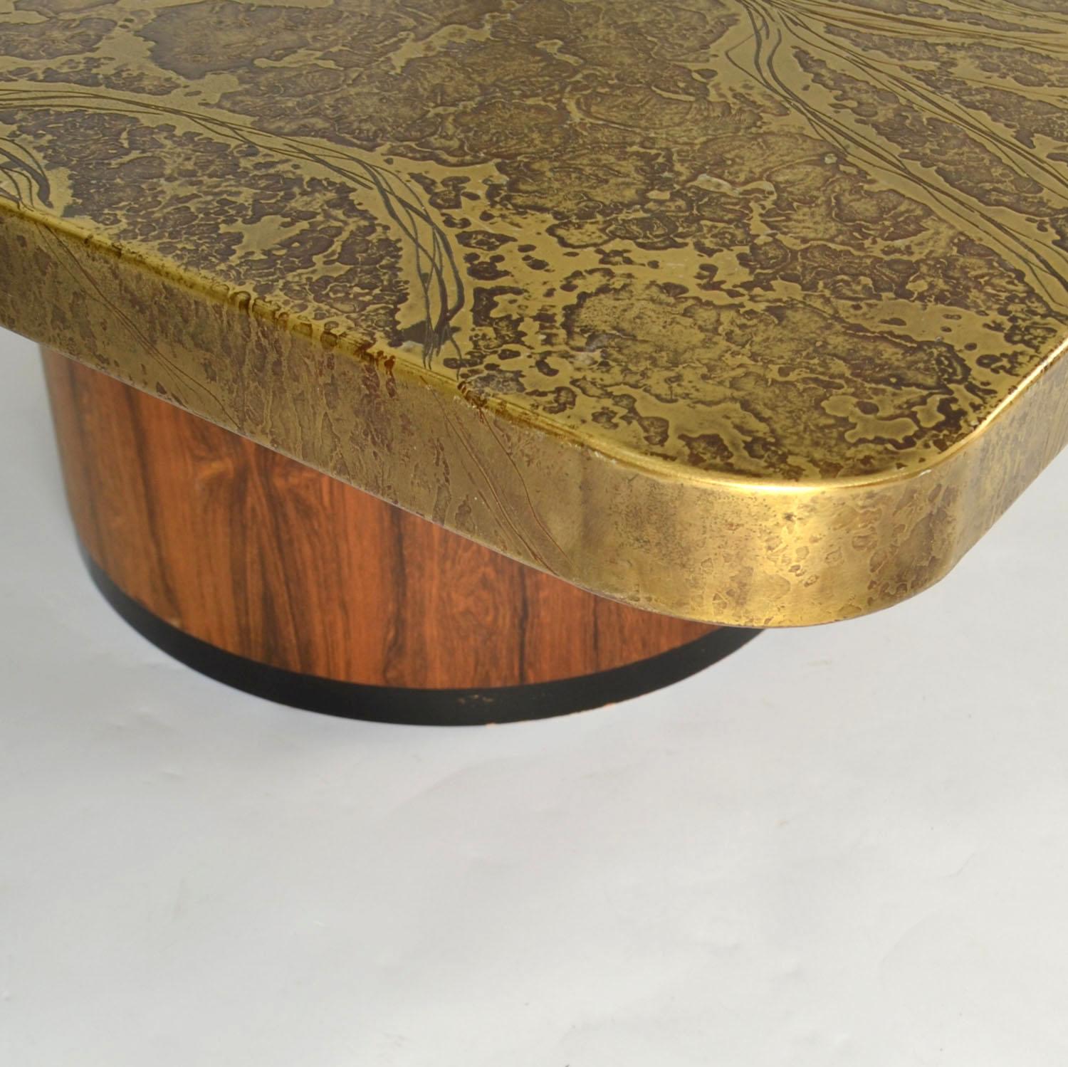 Table basse carrée brutaliste en laiton gravé Heinz Lilienthal avec base en bois Excellent état - En vente à London, GB