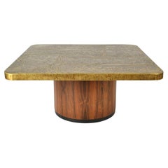 Quadratischer brutalistischer Couchtisch aus geätztem Messing von Heinz Lilienthal mit Holzsockel