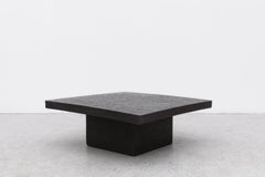 Table basse carrée brutaliste en fausse pierre de lave
