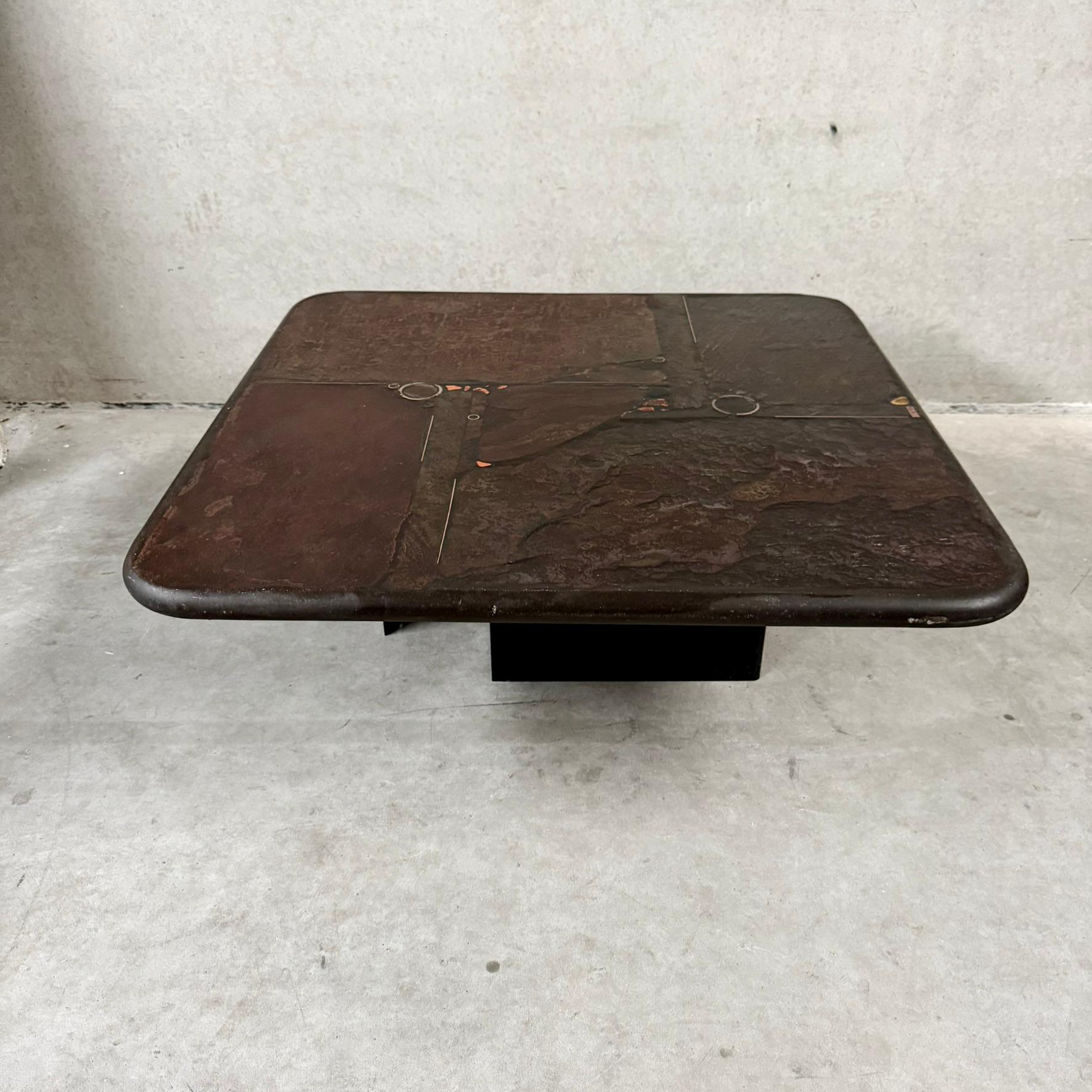 Mid-Century Modern Table basse brutaliste carrée en pierre d'ardoise par le sculpteur Paul Kingma, Pays-Bas en vente