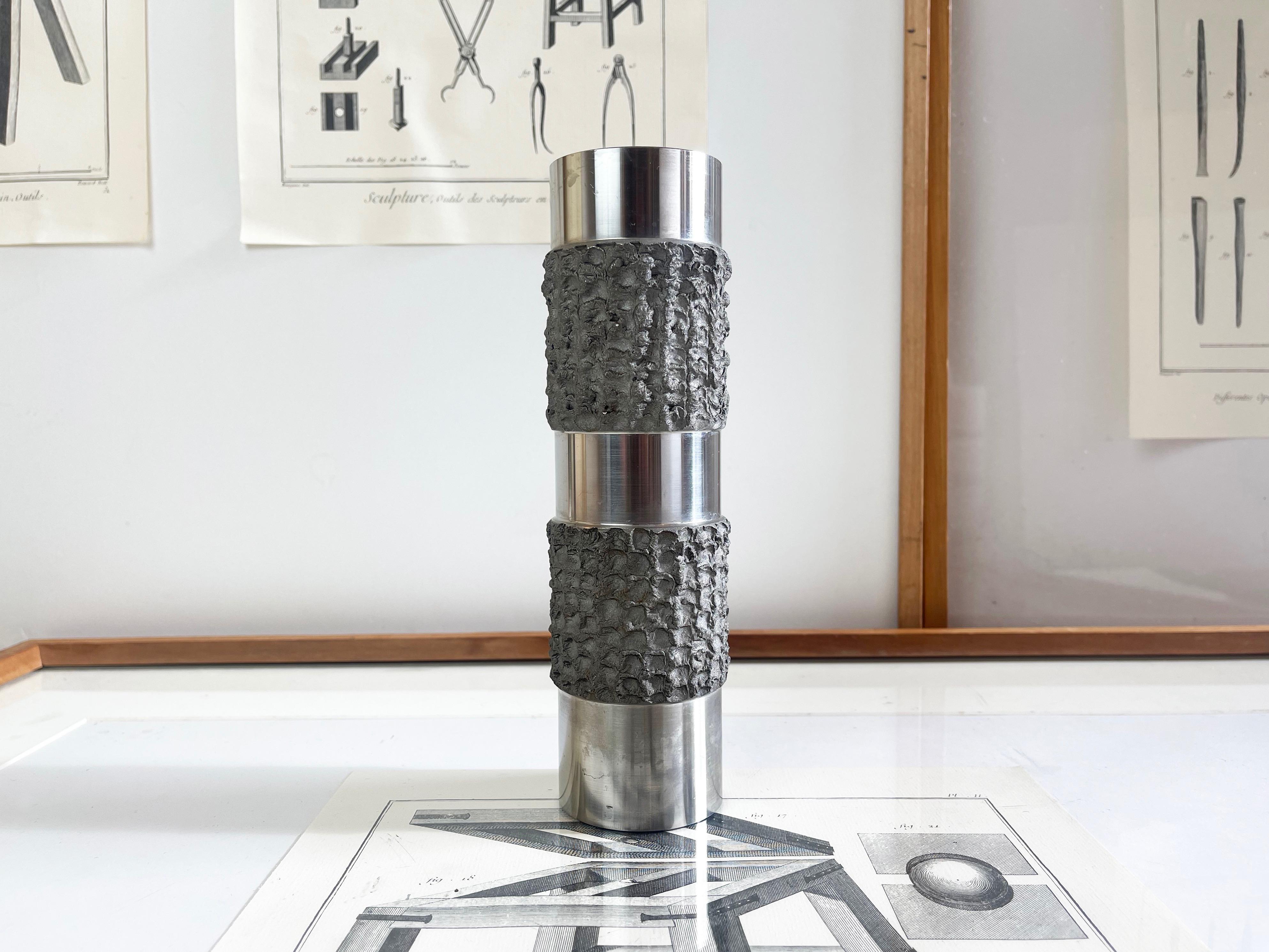 Absolut flippige Stahlvase im brutalistischen Stil der späten 60er - frühen 70er Jahre.
Hersteller BMF (wahrscheinlich für Stoff Nagel), der nicht nur für diese Vasen bekannt ist!
Fantastisches Design.
Die Schichten mit den Verzierungen wurden