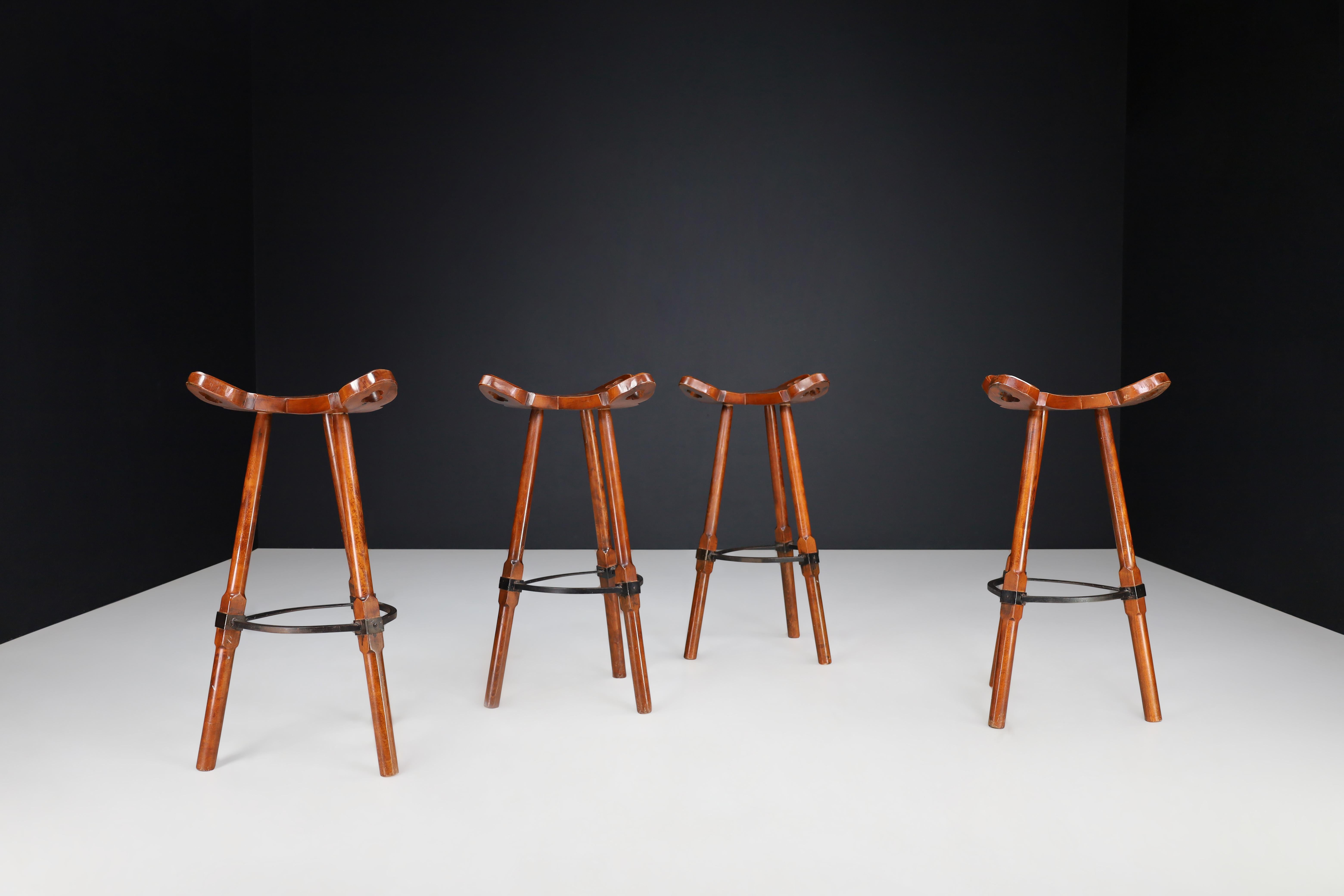 Brutalist Stained Beech Bar Stools, Spain, 1970s

This set of four 1970 Spanish bar stools is a must-have for any home. Made of stained beech and metal, they boast a unique curved T-shape, three handles for exceptional stability and comfort, and