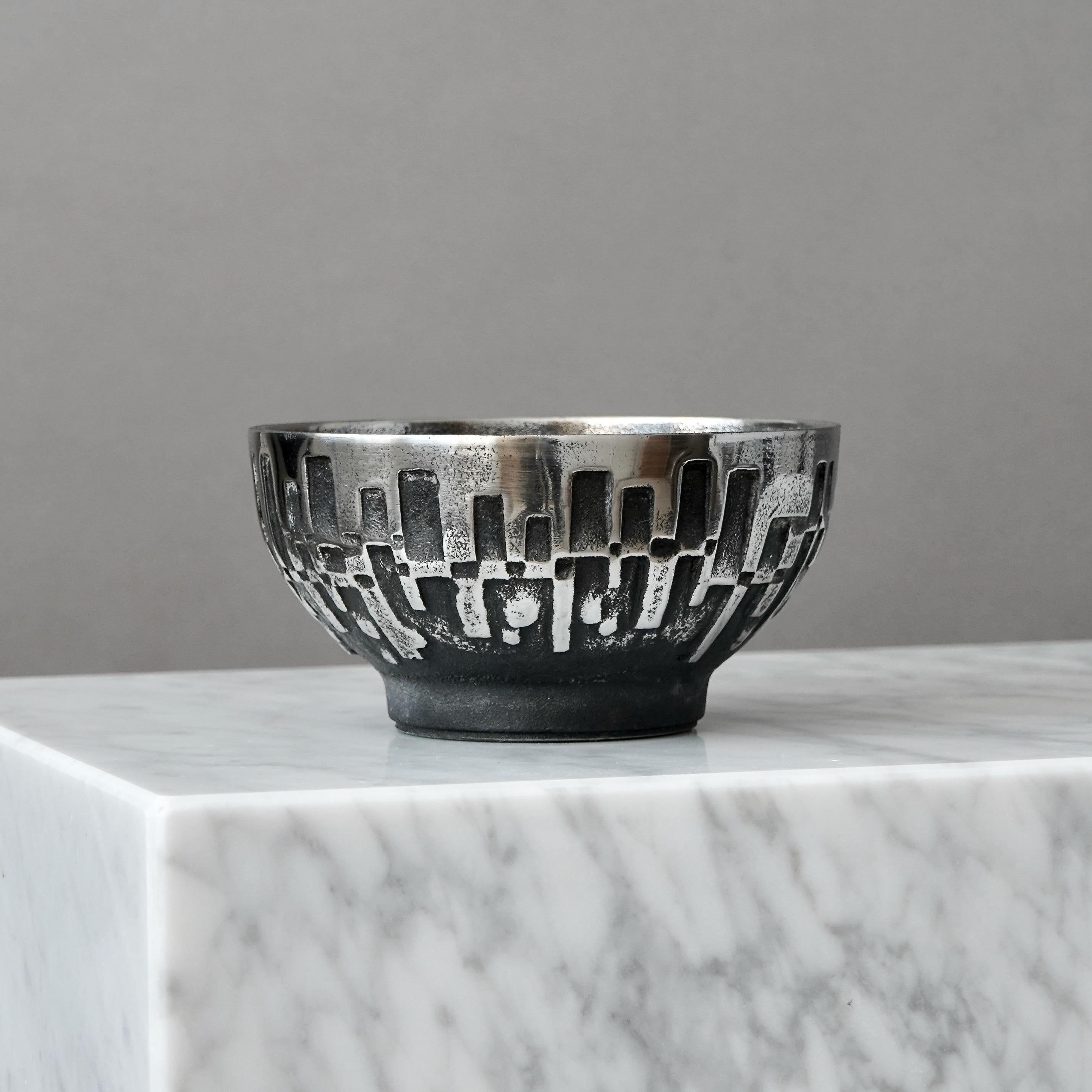 A brutalist stainless steel bowl with amazing relief decor. 

Made by Olav Joa Joff for Polaris Fabrikker, Sandnes, Norway. The series 'Steel Art' was in production 1972-1974.

Great condition. 
Printed to base: 'Cast stainless steel 18-8 Norway