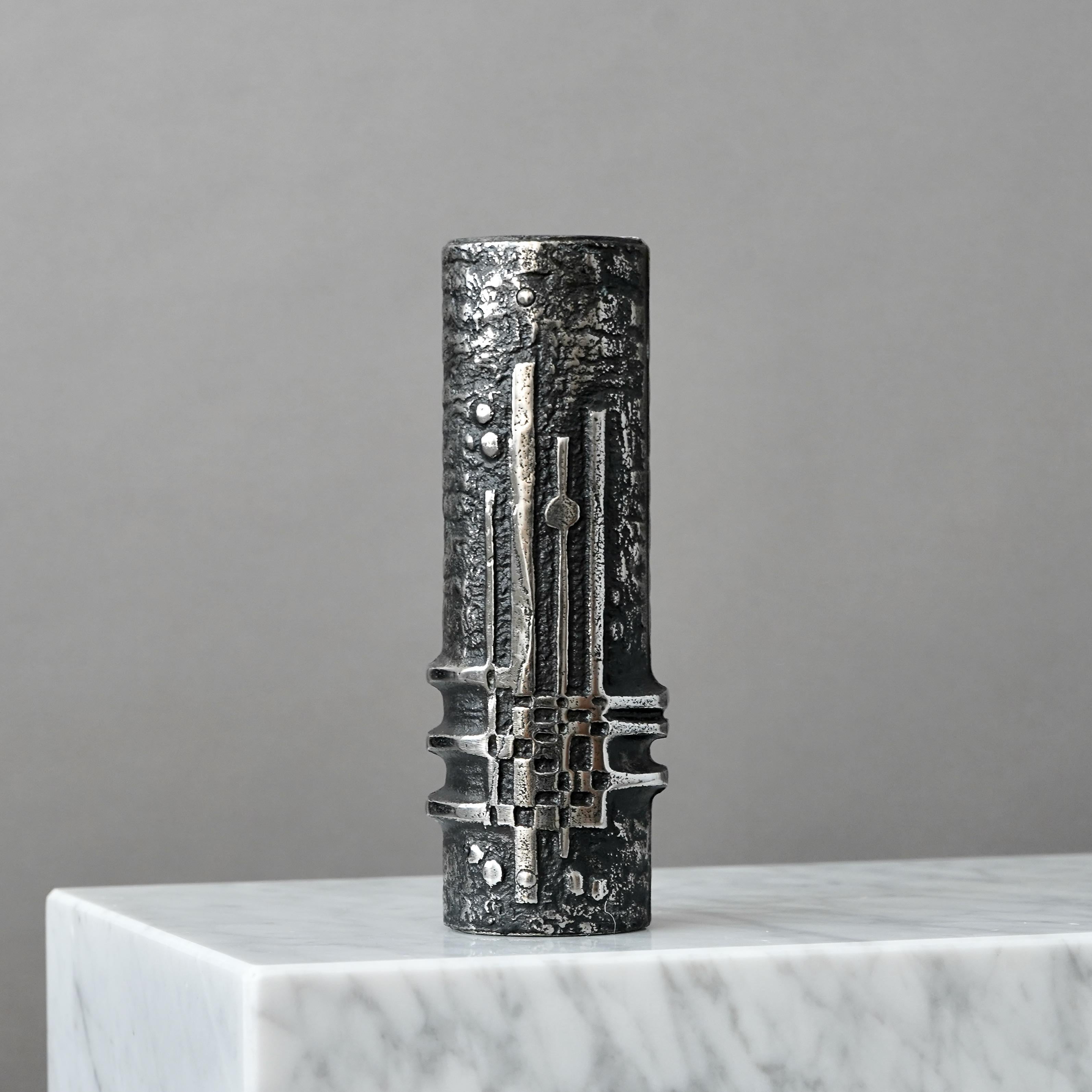 Eine brutalistische Edelstahlvase mit erstaunlichem Reliefdekor. 

Hergestellt von Olav Joa Joff für Polaris Fabrikker, Sandnes, Norwegen. Die Serie 