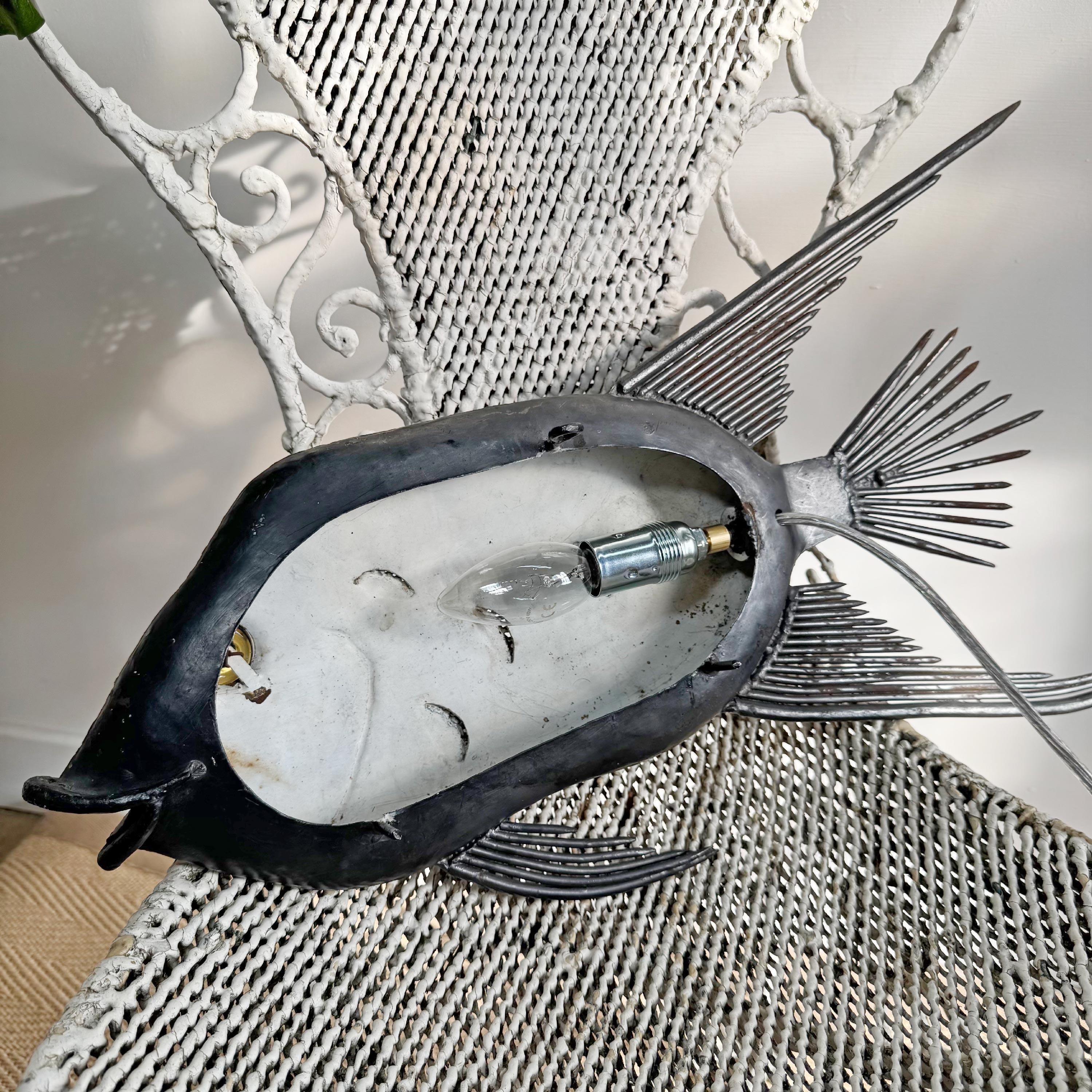 Applique brutalista in acciaio a forma di pesce degli anni '50 in vendita 2