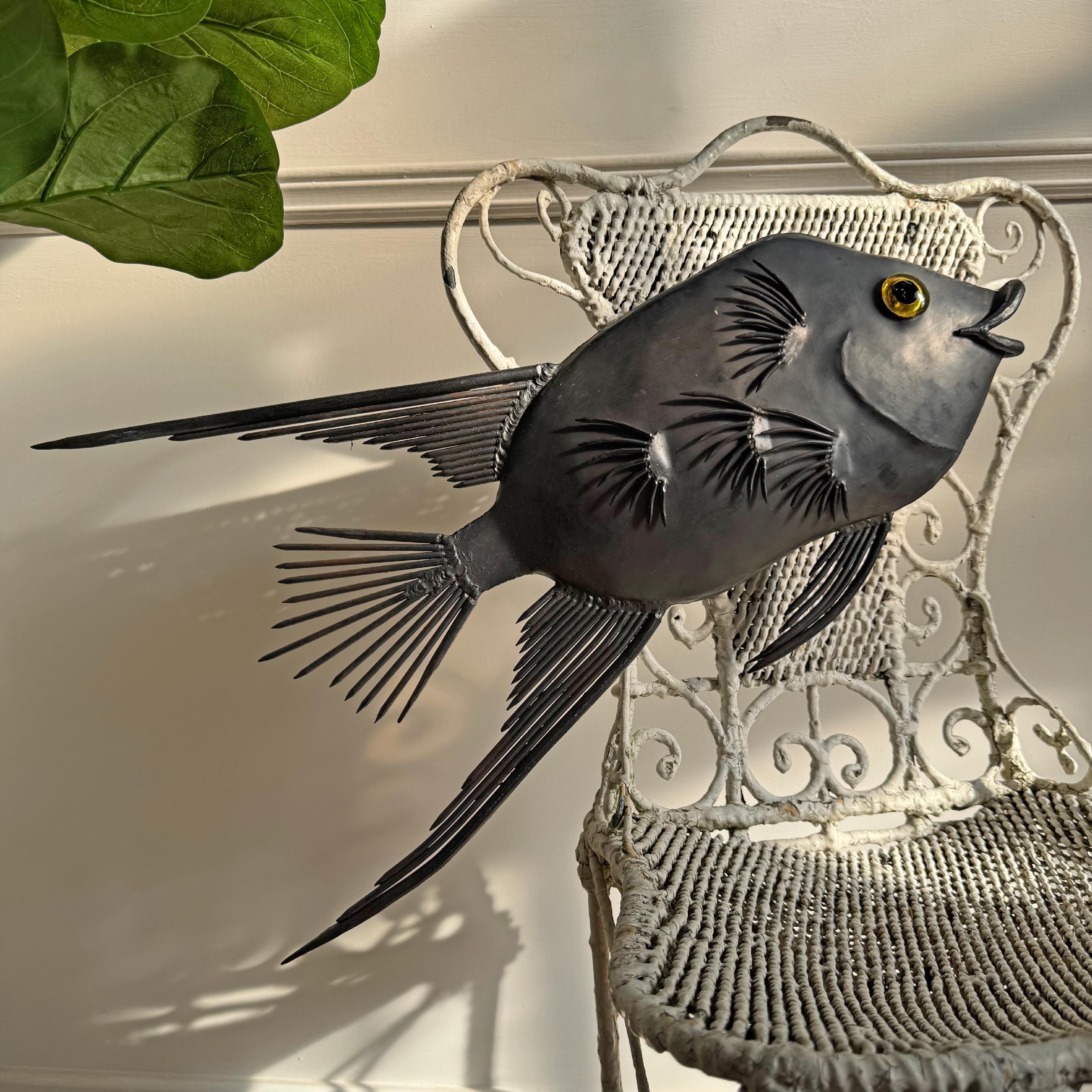 Applique brutalista in acciaio a forma di pesce degli anni '50 in vendita 3