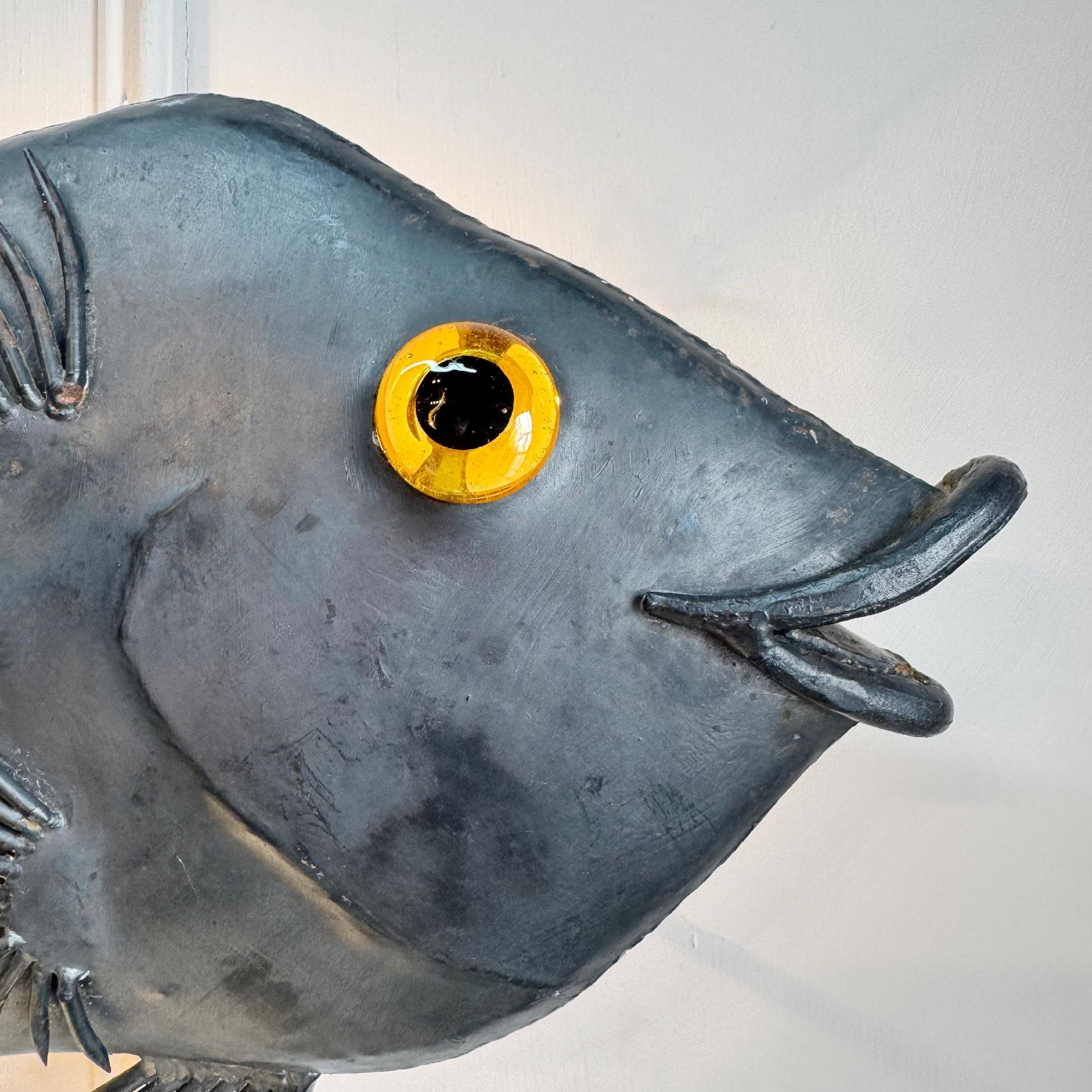 Brutalismo Applique brutalista in acciaio a forma di pesce degli anni '50 in vendita