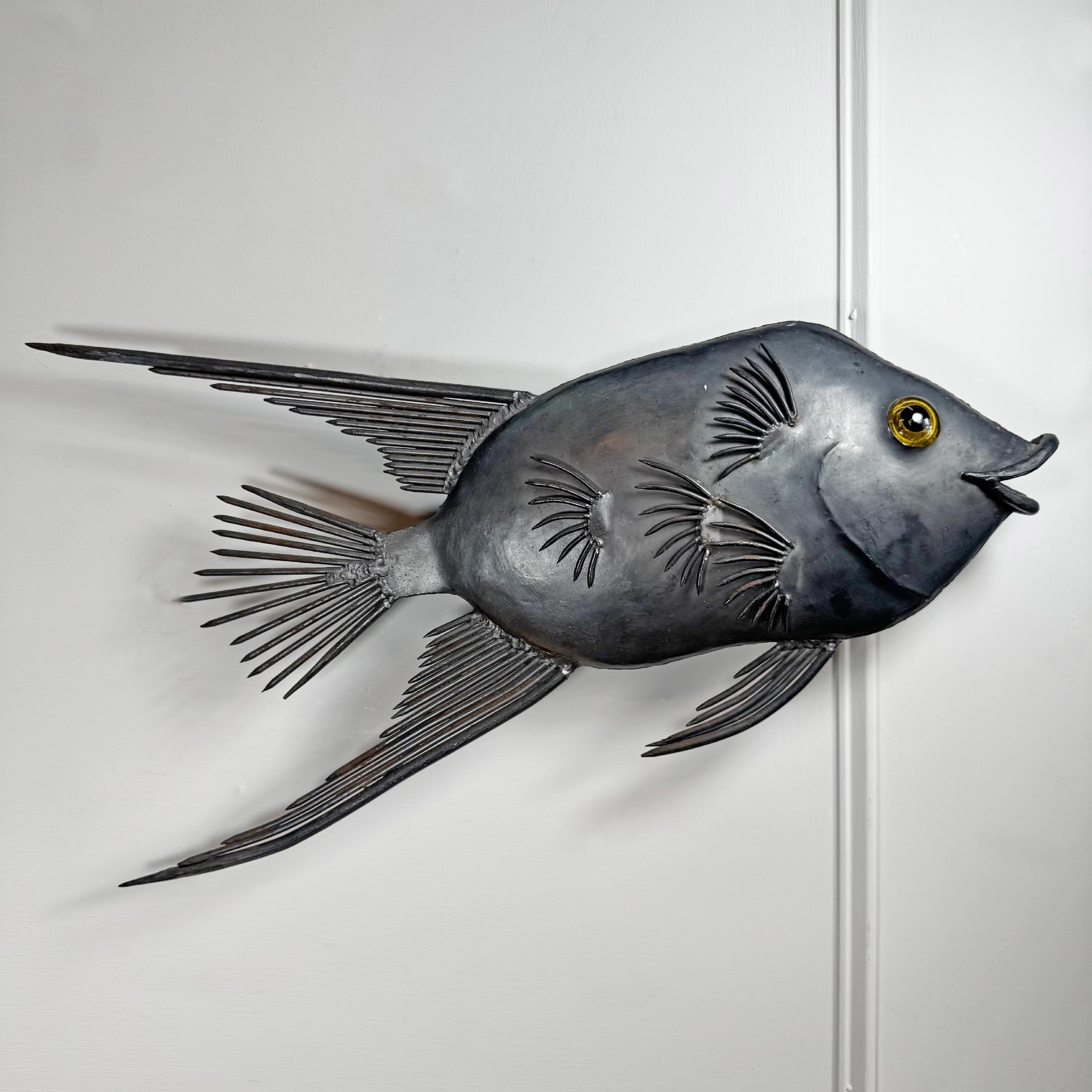 Belga Applique brutalista in acciaio a forma di pesce degli anni '50 in vendita