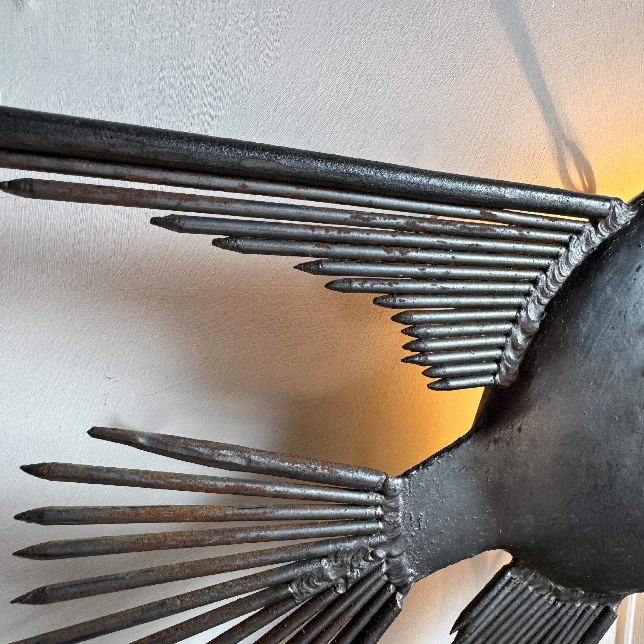 Fatto a mano Applique brutalista in acciaio a forma di pesce degli anni '50 in vendita