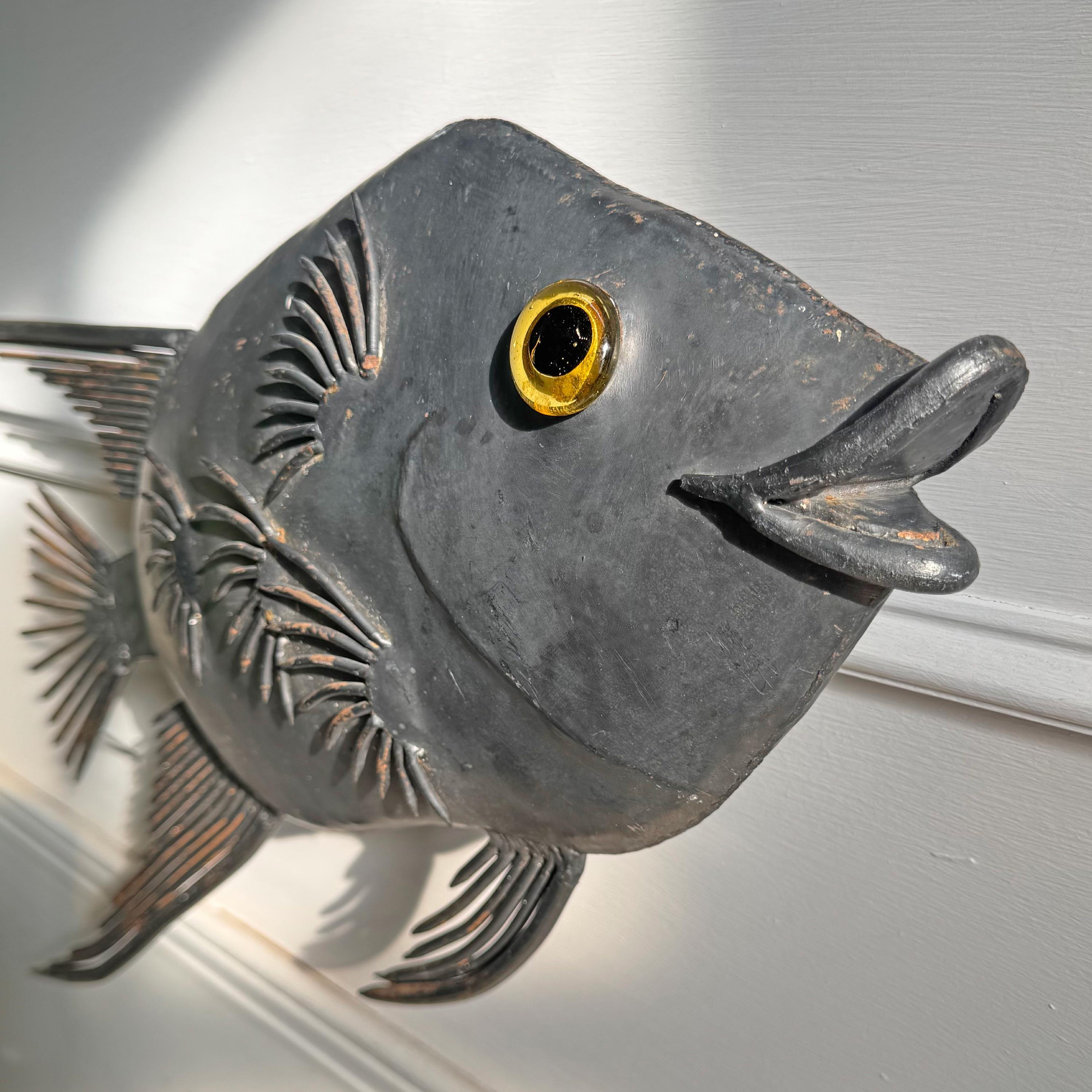 XX secolo Applique brutalista in acciaio a forma di pesce degli anni '50 in vendita