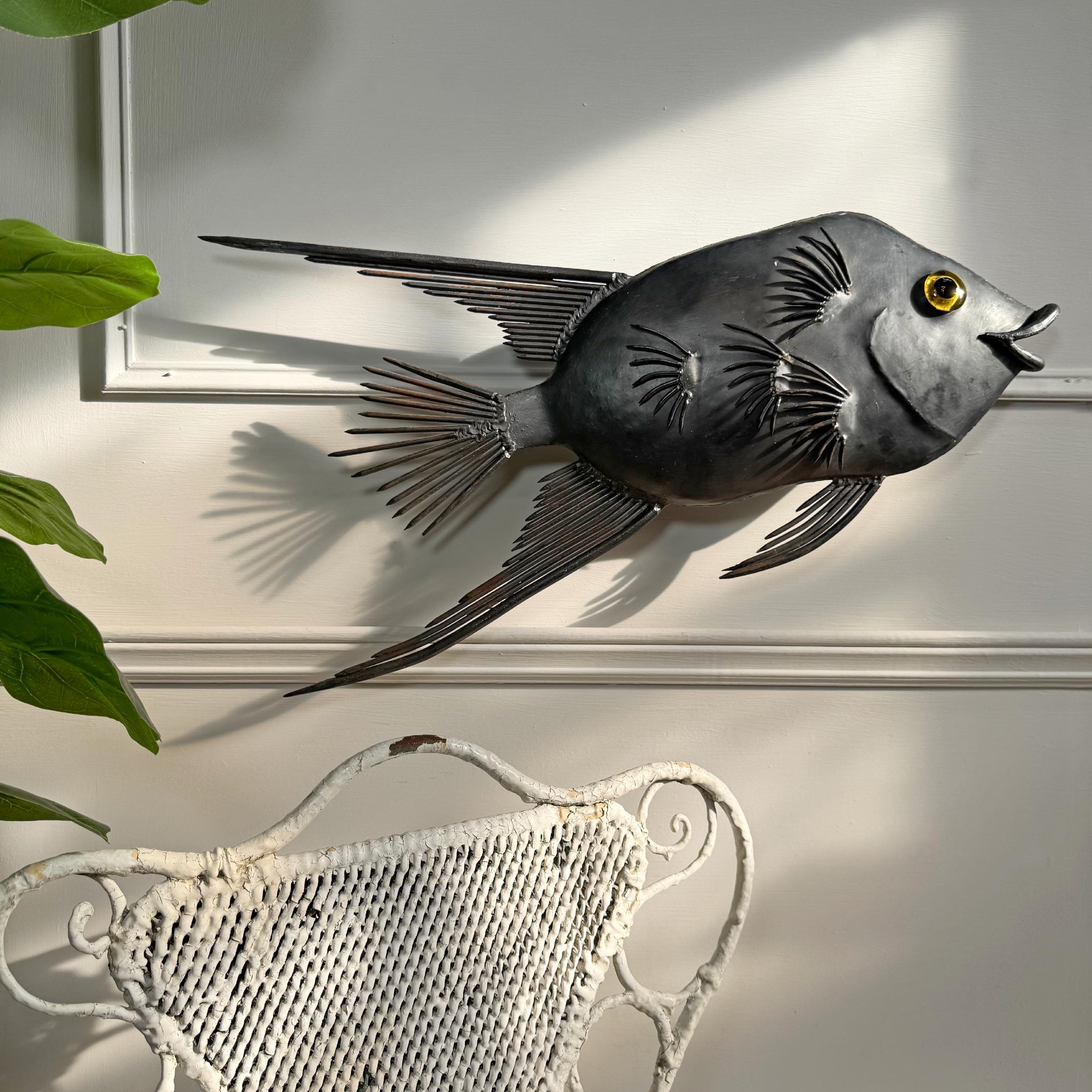 Applique brutalista in acciaio a forma di pesce degli anni '50 in vendita 1