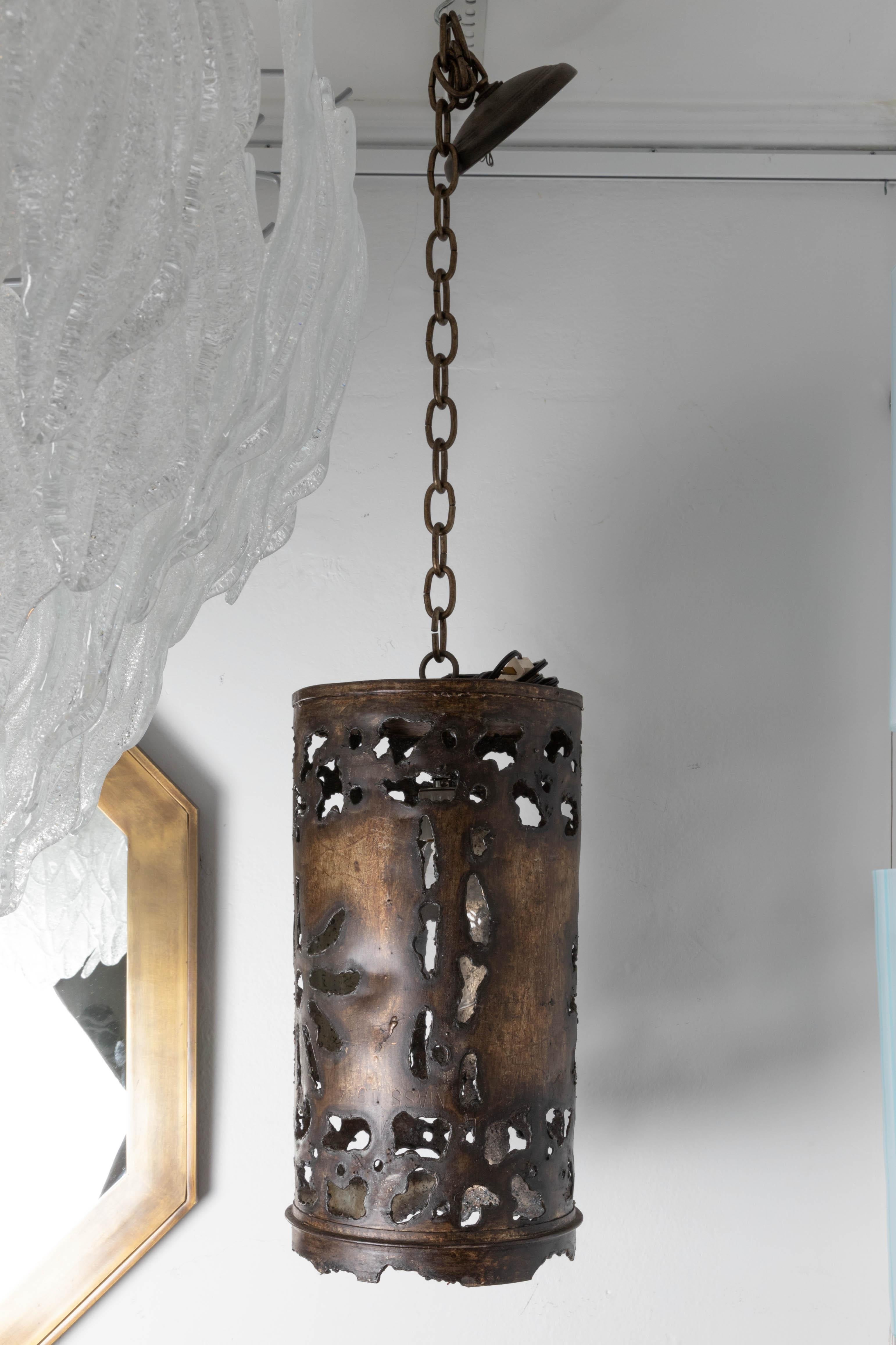 Pendentif sculptural en acier brutal
La hauteur totale avec le baldaquin et la chaîne est de 43 