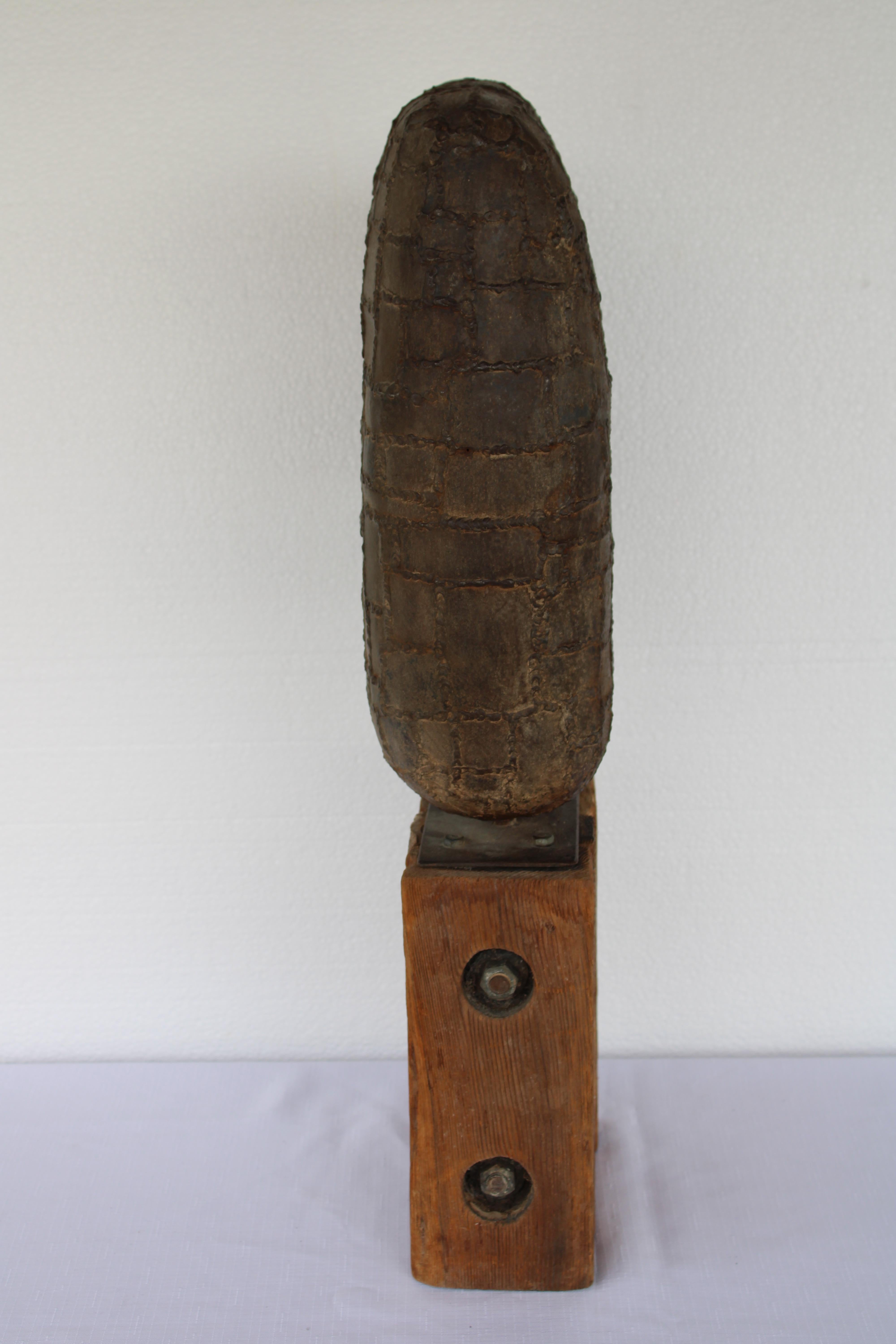 Brutalismo Scultura brutalista in acciaio su base di Wood in vendita
