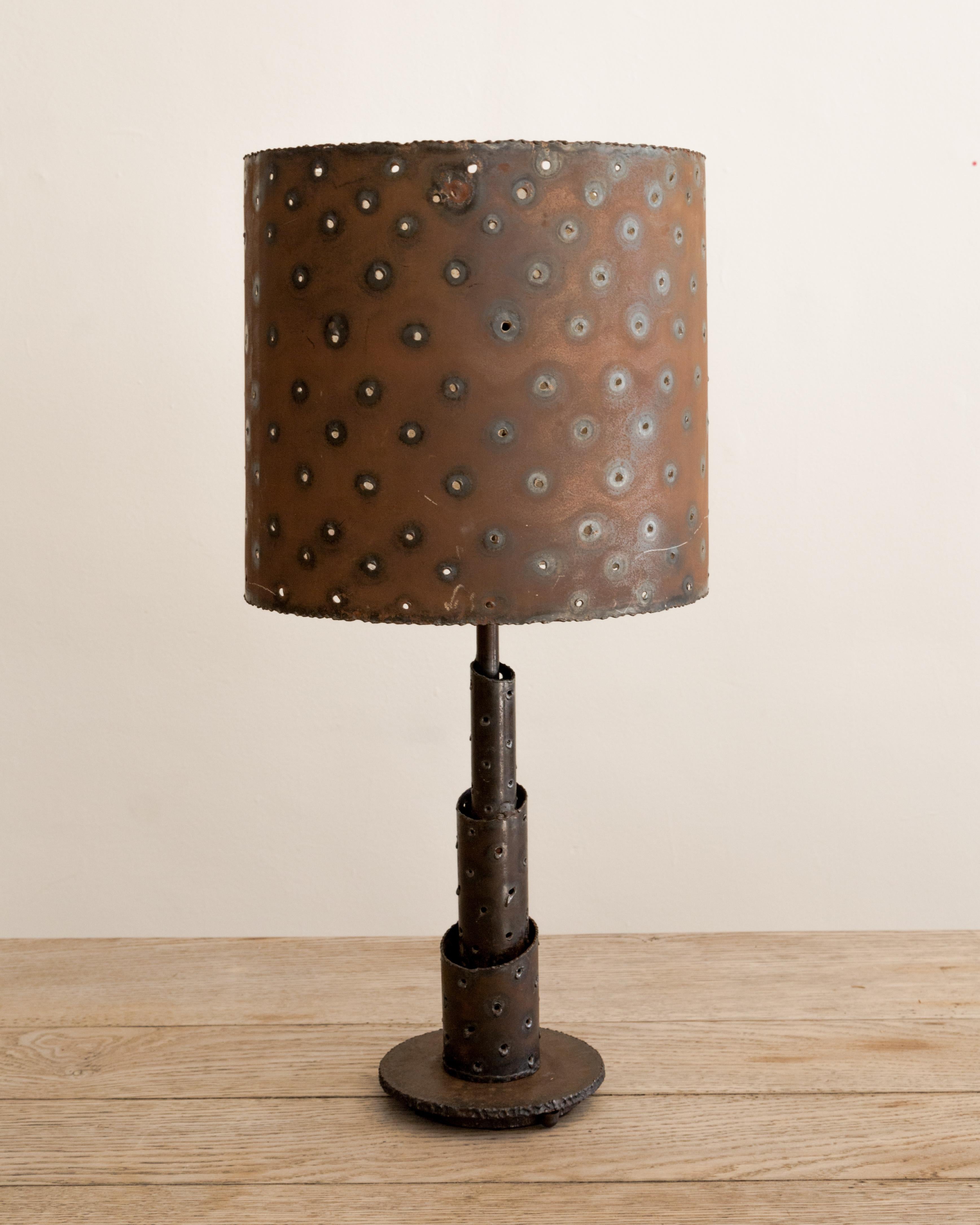 Brutalisme Lampe de table brutaliste + abat-jour en acier percé en vente