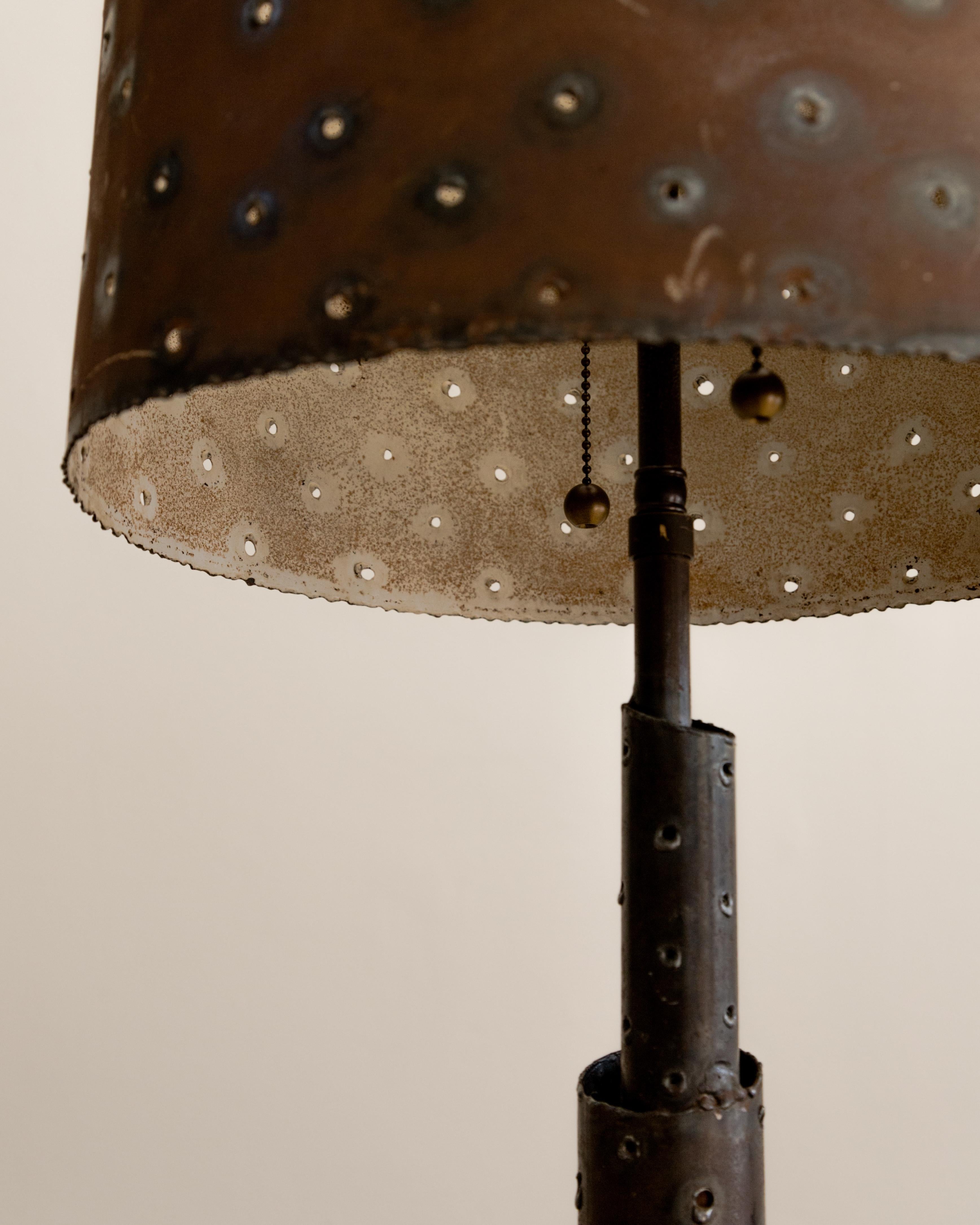 Acier Lampe de table brutaliste + abat-jour en acier percé en vente