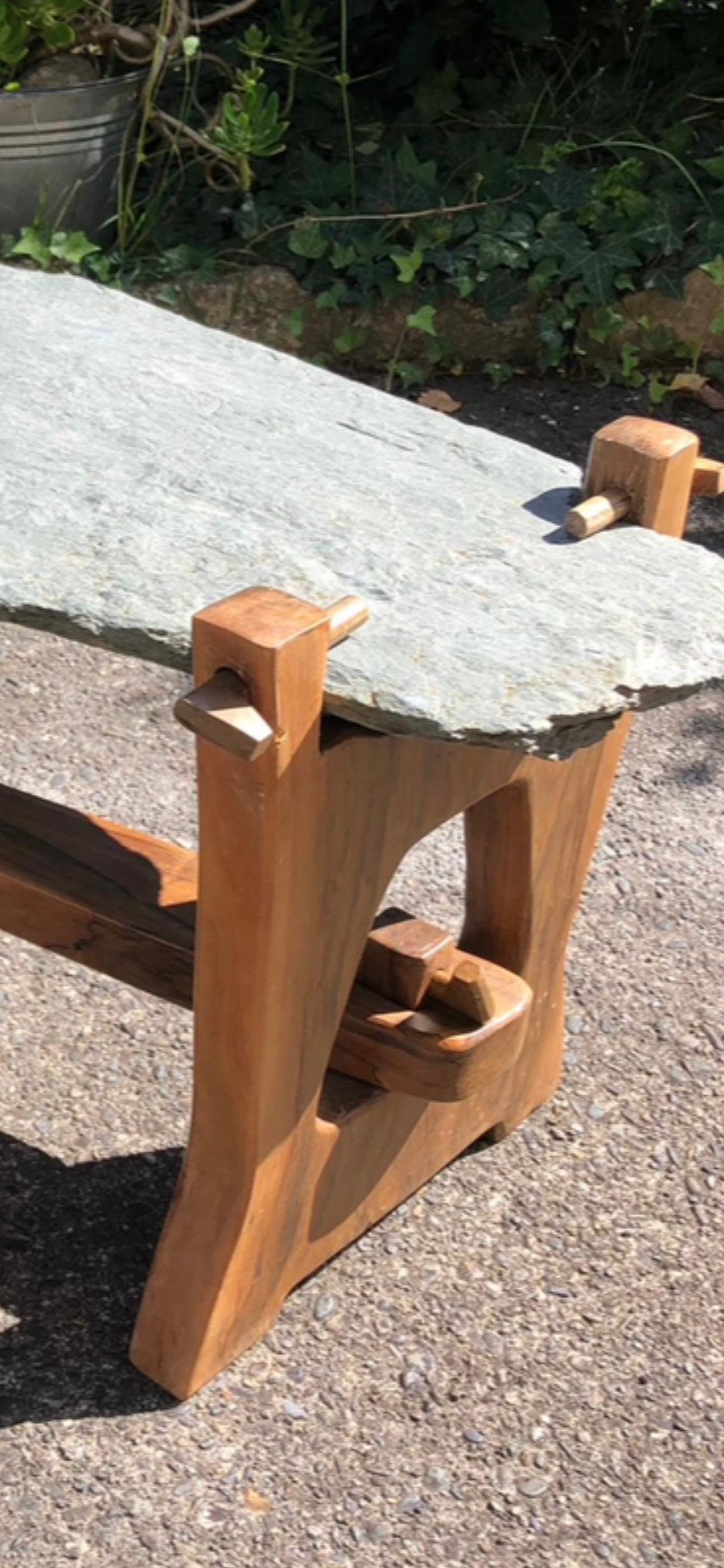 Moderne Table basse brutaliste en pierre et en bois en vente