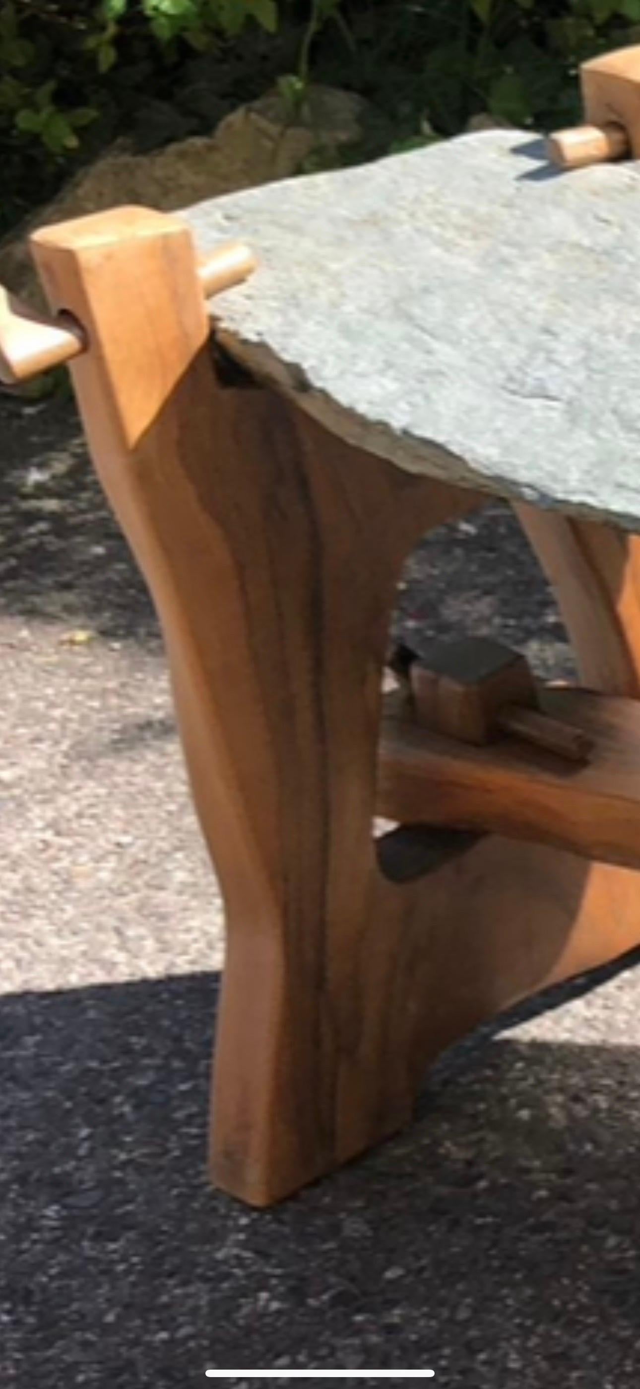 Français Table basse brutaliste en pierre et en bois en vente