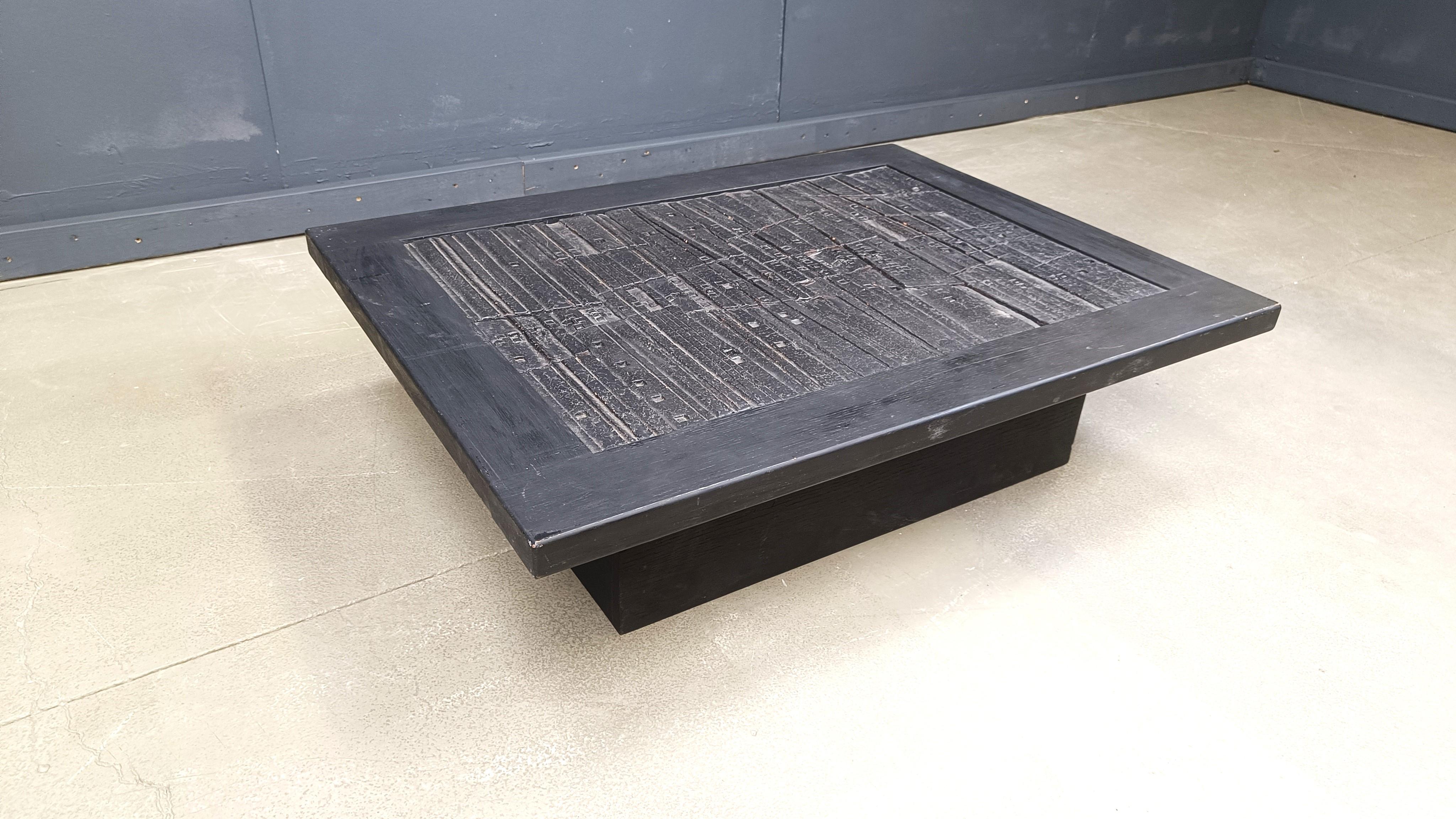 Phenomenal coffee table made from an ebonized wooden frame, with an inlaid brutalist design stone top.

This table was hand made in Belgium, we attribute it to Pia Manu.

1960s - Belgium

Good condition

Dimensions:
Height: 30cm
Width: 103cm
Depth: