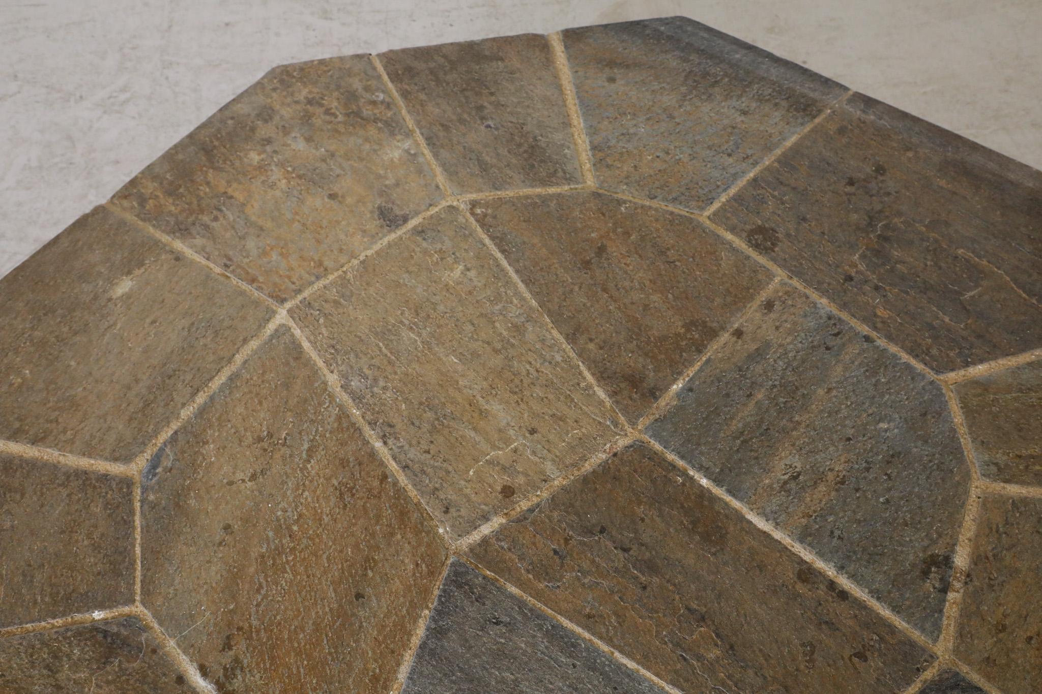 Brutalistischer Mosaik-Couchtisch aus Stein mit X-Fuß aus Holz im Angebot 3