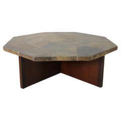 Table basse brutaliste en mosaïque de pierre avec base en X en bois