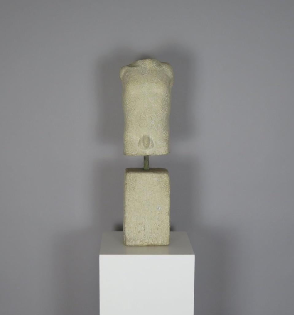 Sculpture en pierre brutaliste d'un torse masculin par l'Artistics Noëlle Favre (1931-2002). France, vers 1980.
