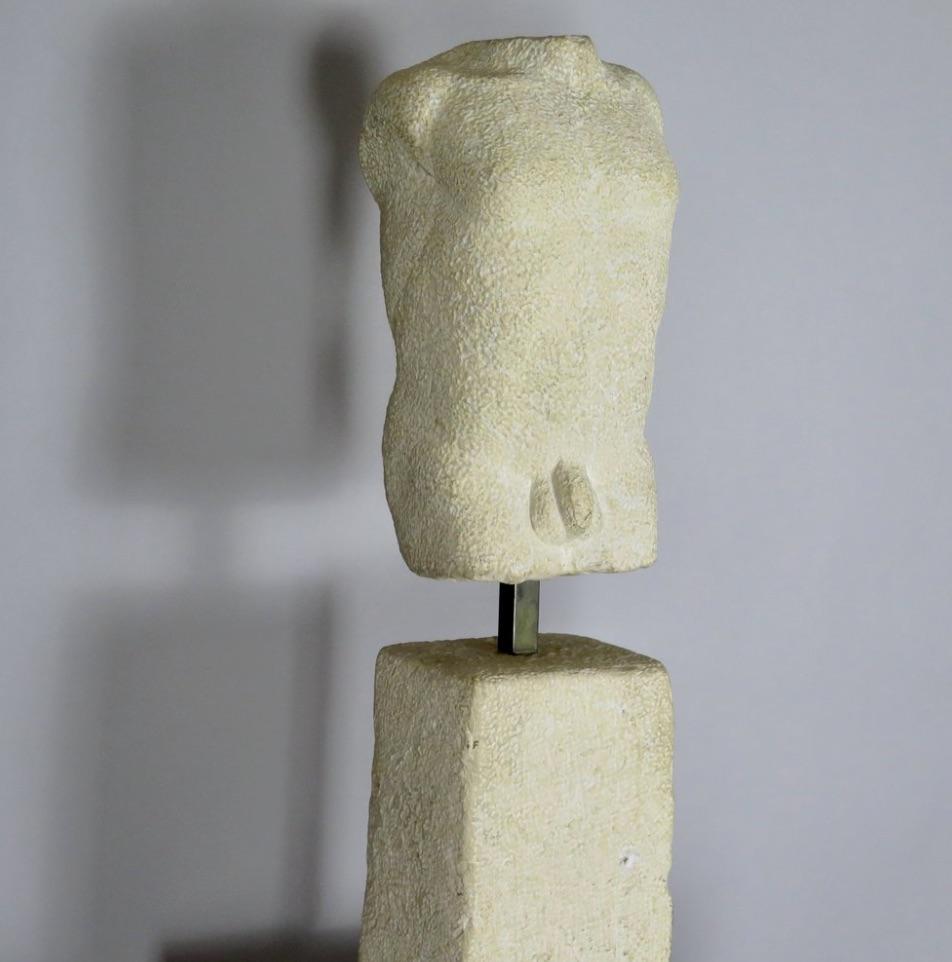 Français Sculpture en pierre brutaliste d'un torse masculin par Noëlle Favre en vente