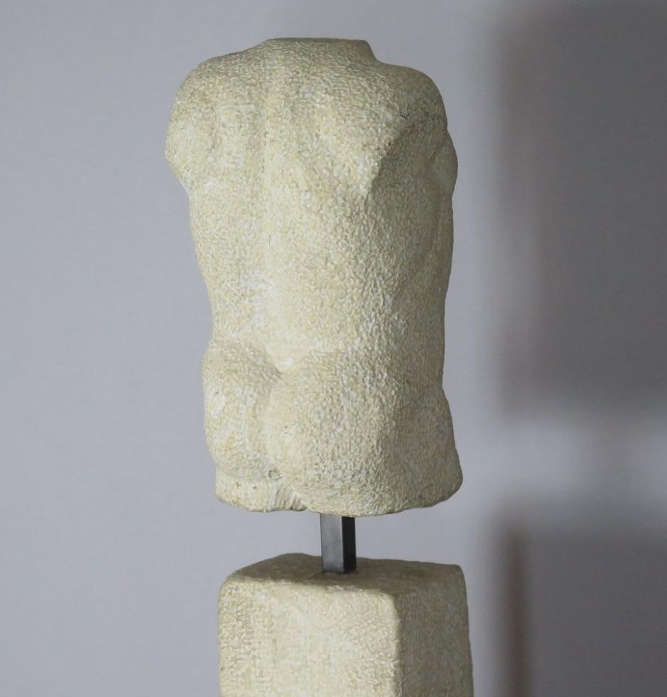 Pierre Sculpture en pierre brutaliste d'un torse masculin par Noëlle Favre en vente