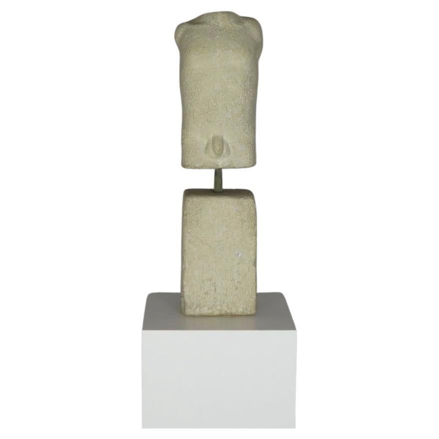 Sculpture en pierre brutaliste d'un torse masculin par Noëlle Favre