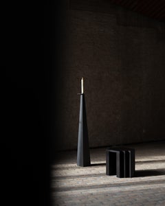 Sgabello in stile brutalista in rovere europeo massiccio nero, stile brutalista, Cadence di Mokko