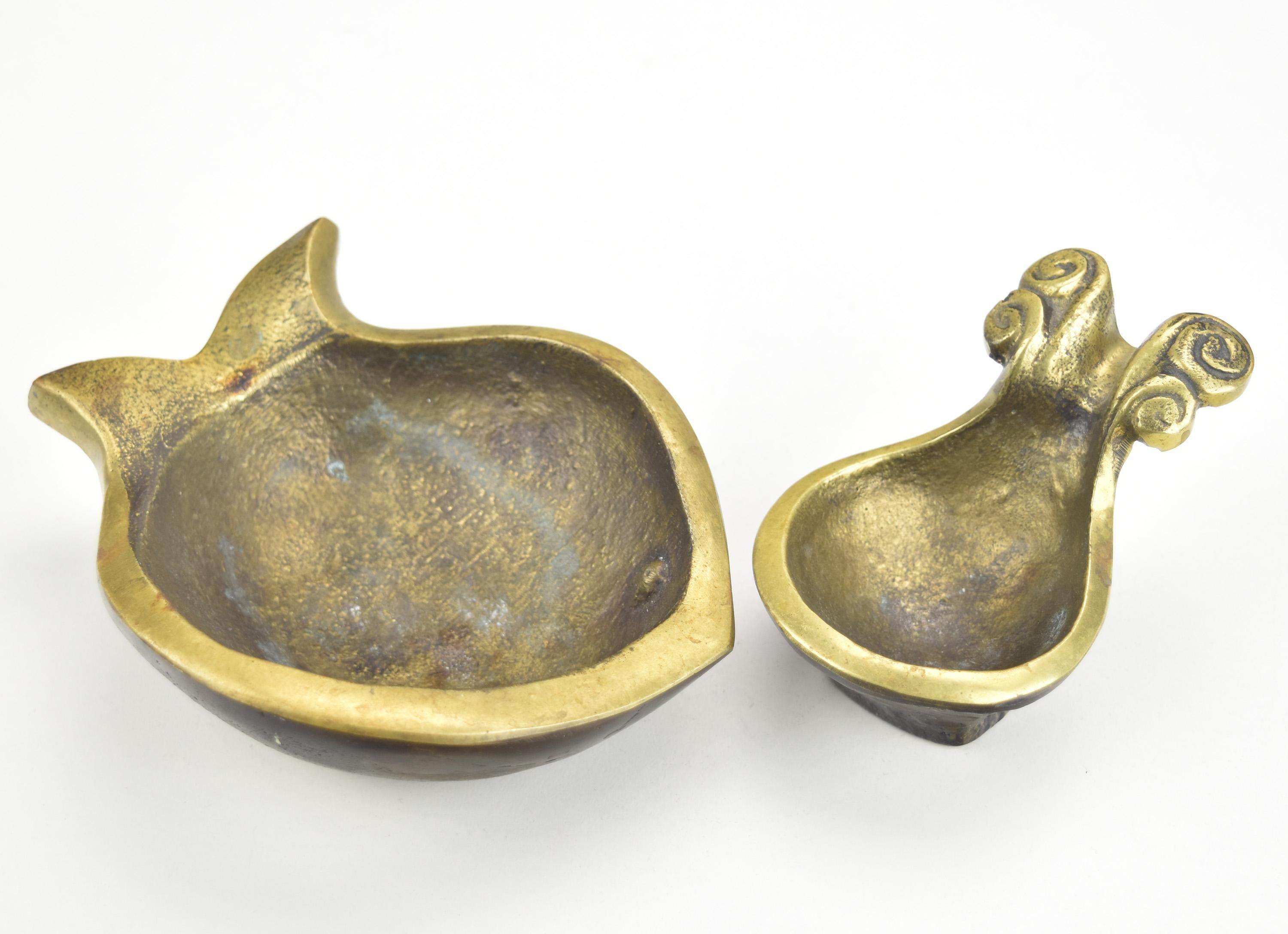 A nice vintage heavy cast bronze set of an ashtray and a pipe rest by Swiss artist Willy Steinlin

Maker: Willy Steinlin
Marks: signed
Period: ca. 1950/60s
Maximum length ca.: 14 cm / 5.5