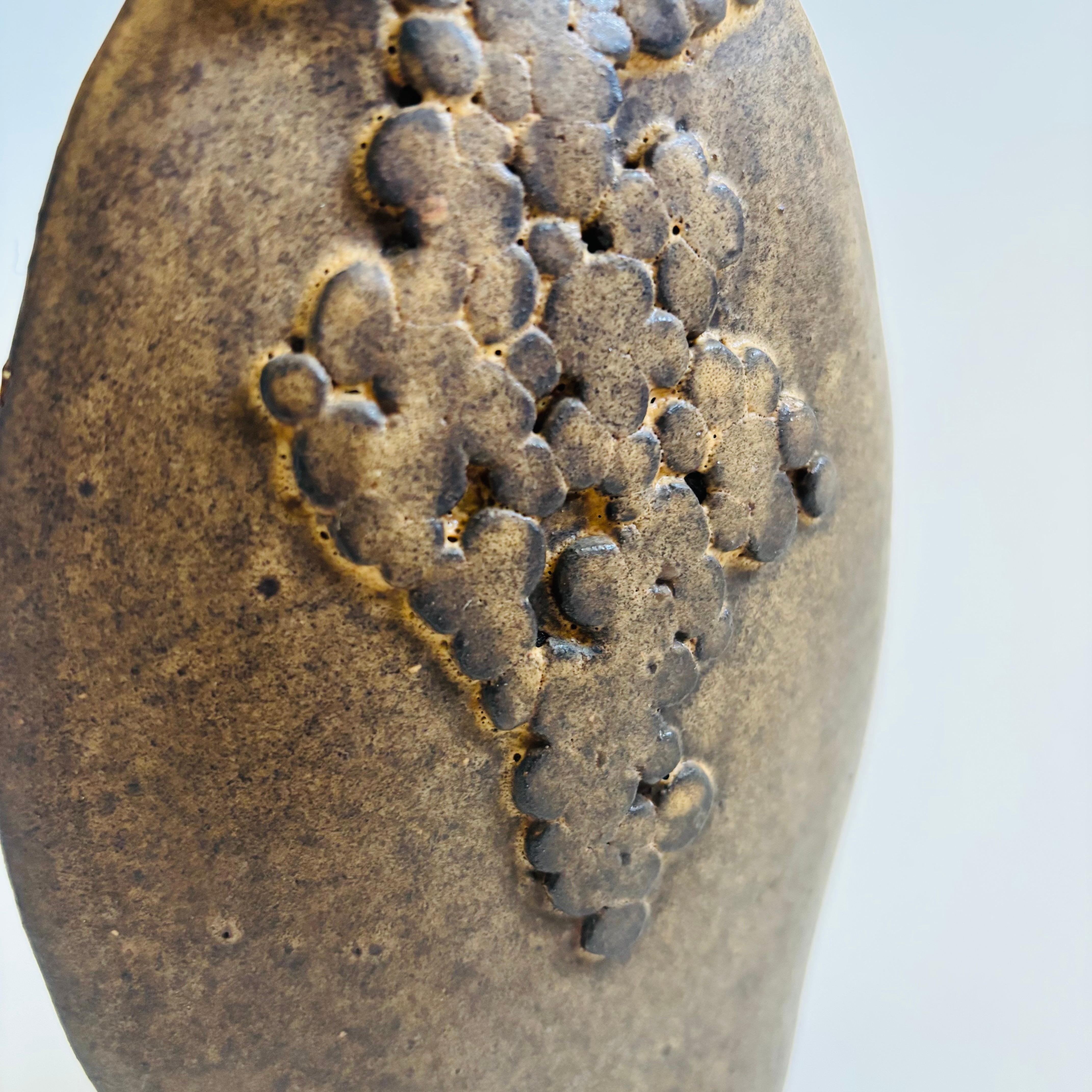 Jarrón Capullo Brutalista Studio Pottery Alfarería en venta