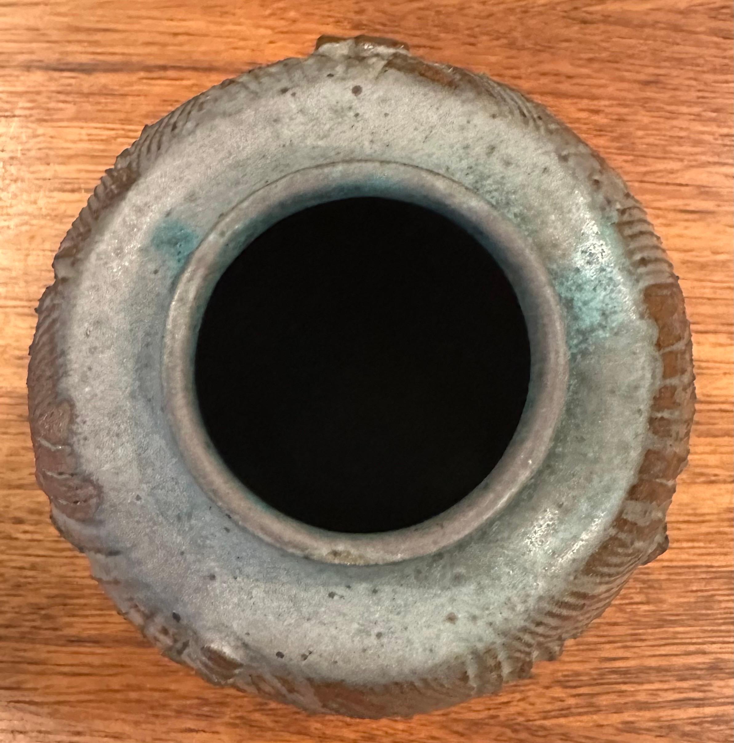 Brutalist Studio Pottery Steingut Vase - Signiert im Angebot 6