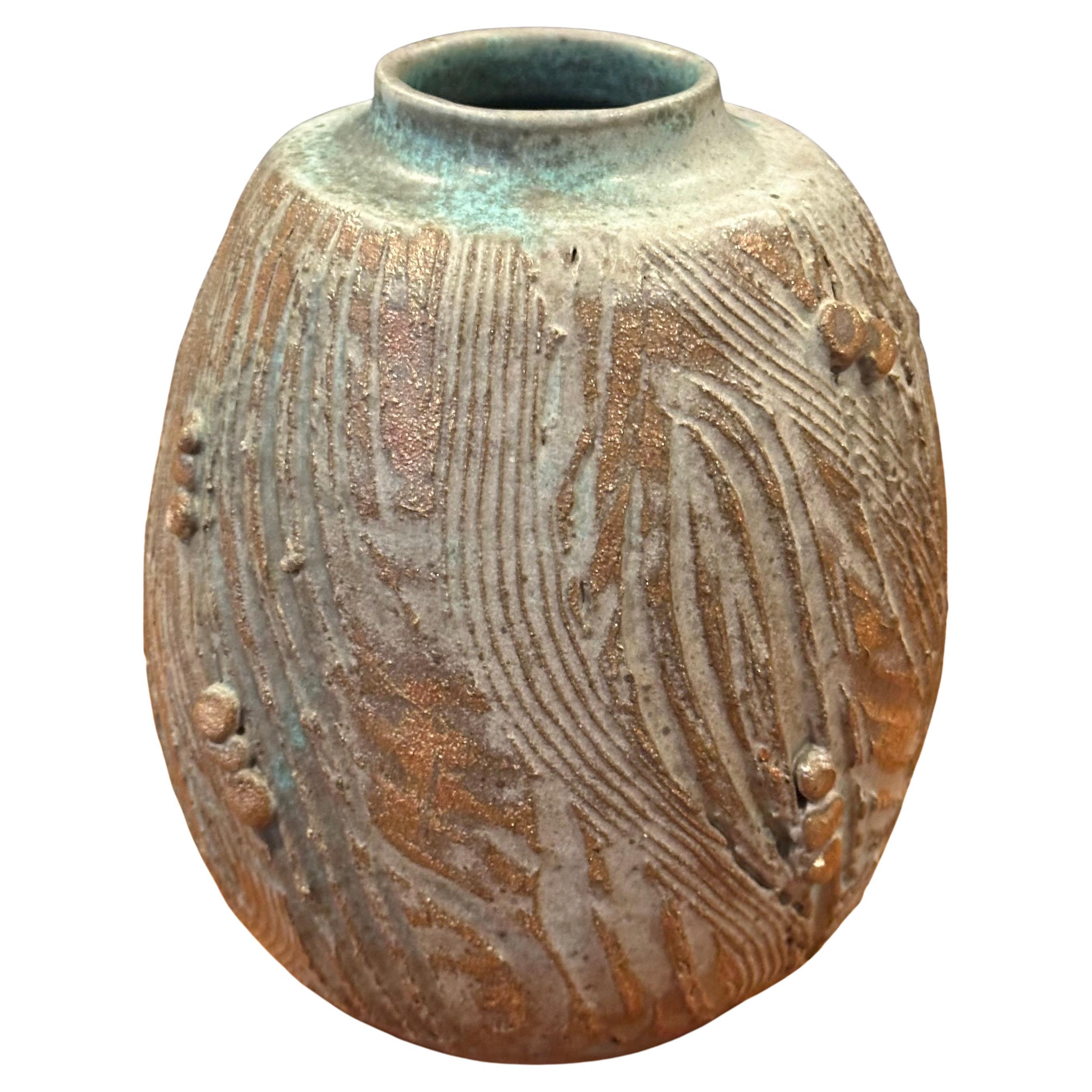 Interessante Steinzeugvase im brutalistischen Stil von Studio Pottery, ca. 1970er Jahre.  Cooles und anderes Stück, das auf der Unterseite signiert ist. Die Vase ist in sehr gutem Zustand ohne Chips oder Risse und misst 6 