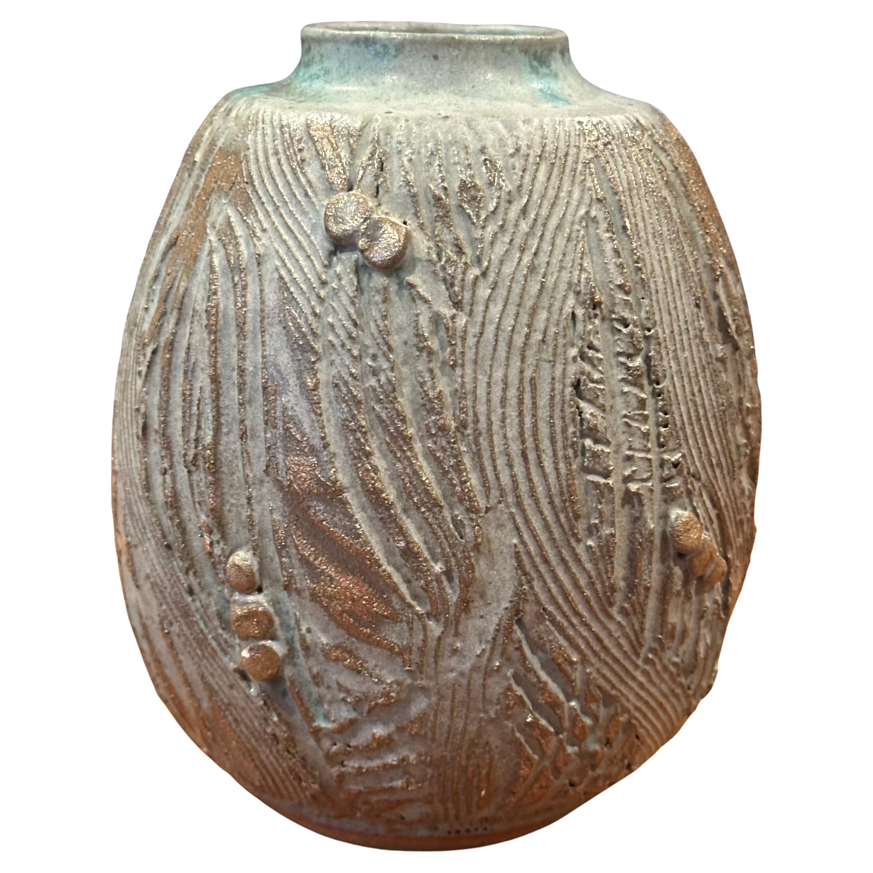 Brutalist Studio Pottery Steingut Vase - Signiert (Brutalismus) im Angebot