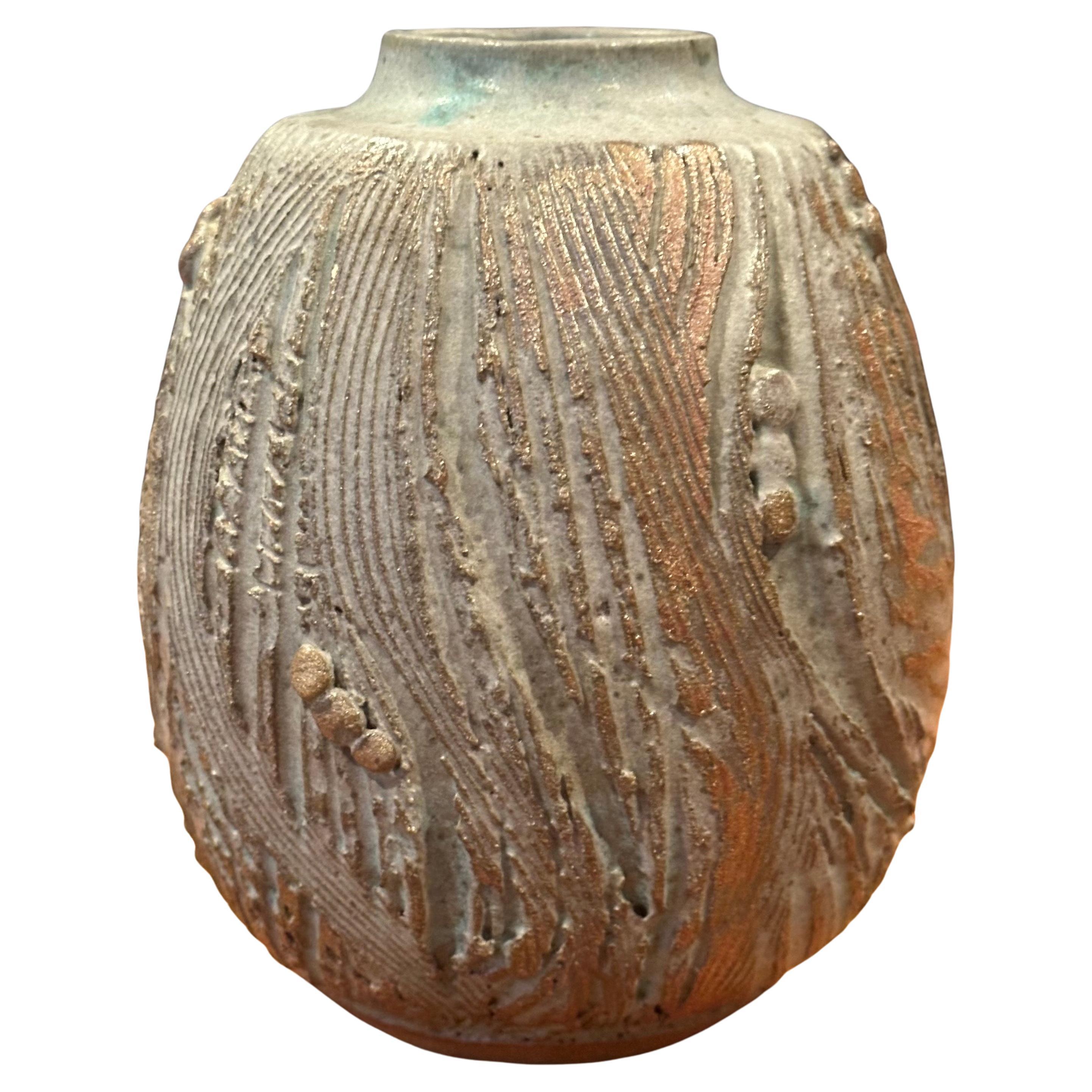 Brutalist Studio Pottery Steingut Vase - Signiert (amerikanisch) im Angebot