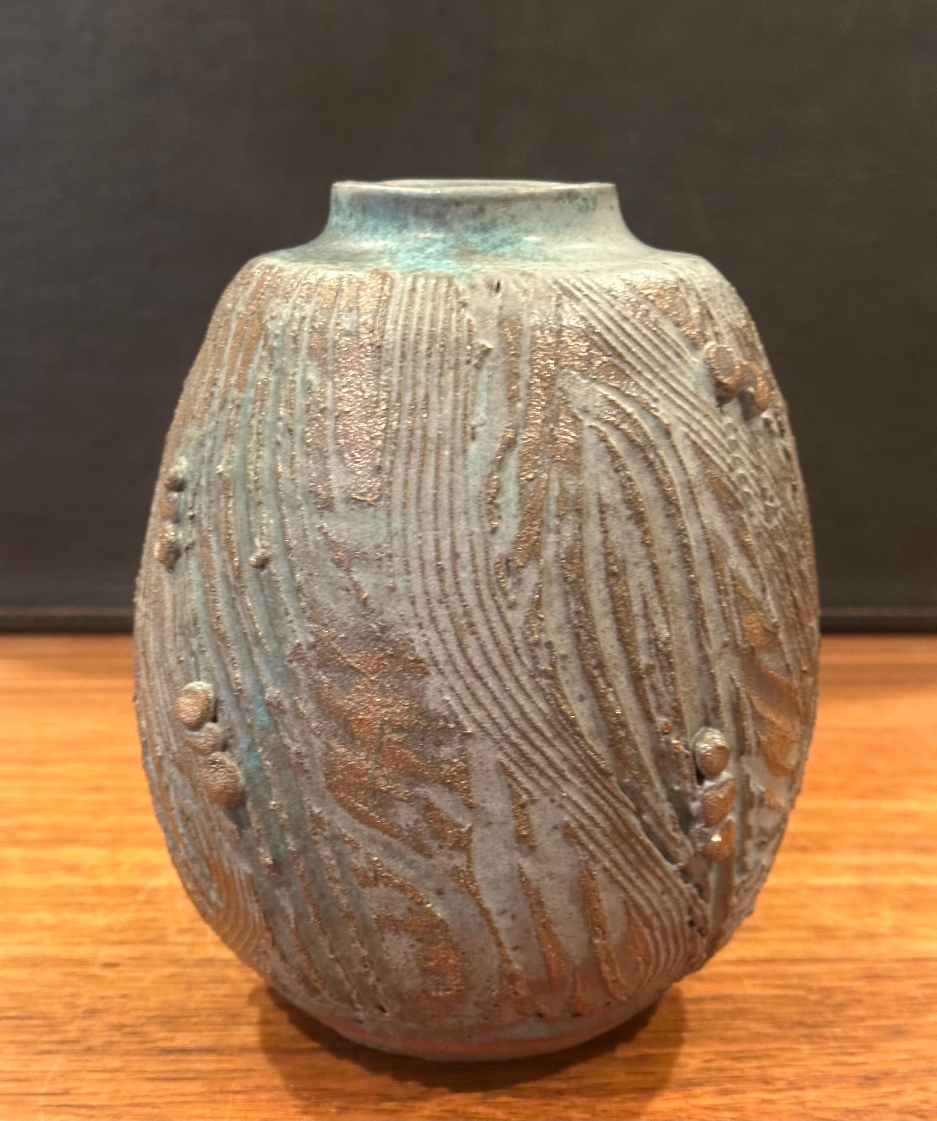 Brutalist Studio Pottery Steingut Vase - Signiert im Angebot 1