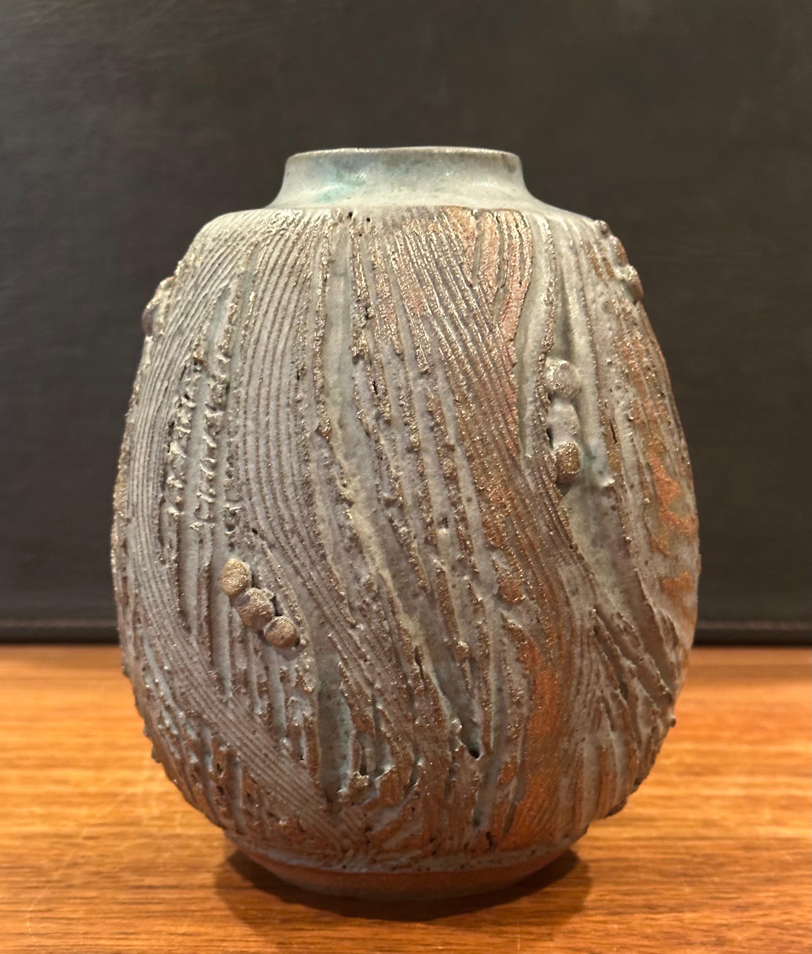Brutalist Studio Pottery Steingut Vase - Signiert im Angebot 2