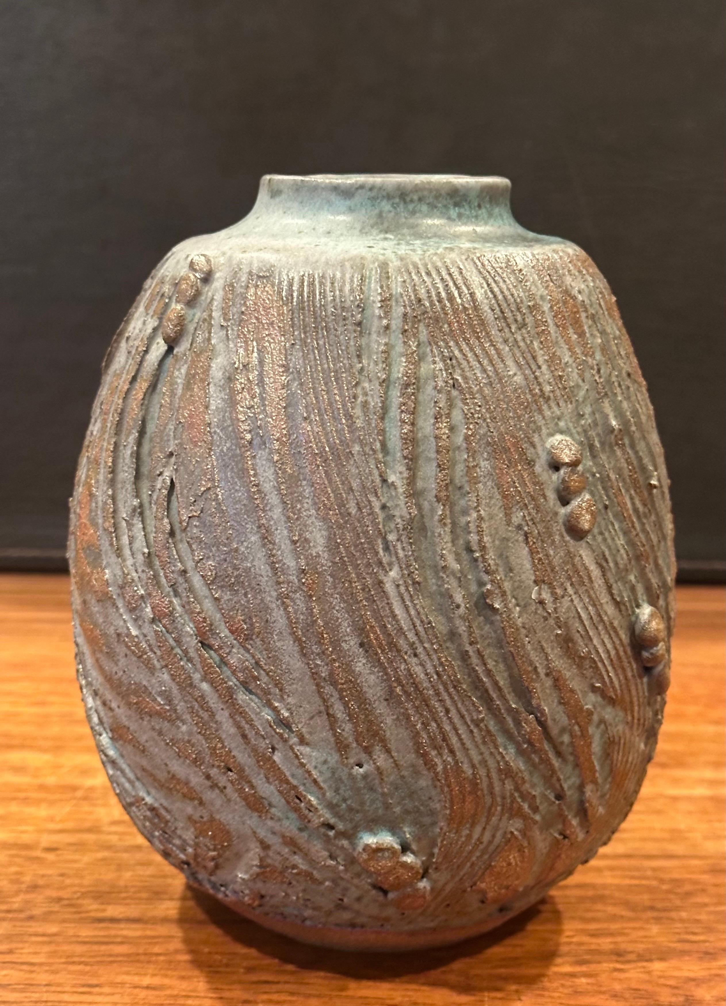 Brutalist Studio Pottery Steingut Vase - Signiert im Angebot 3