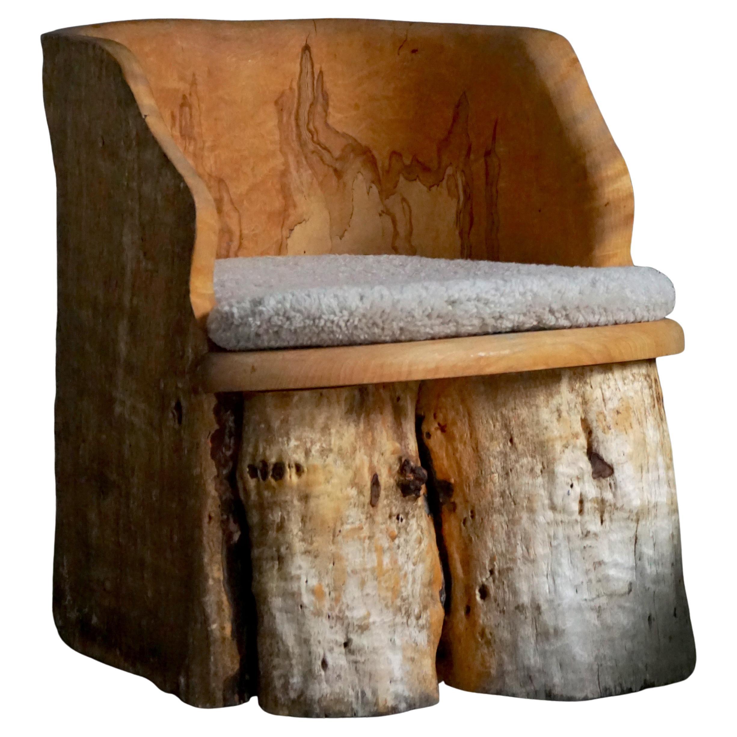 Brutalistischer Baumstumpf-Stuhl aus Massivholz und Lambswool-Sitz, schwedische Mitte des Jahrhunderts, 1960er Jahre