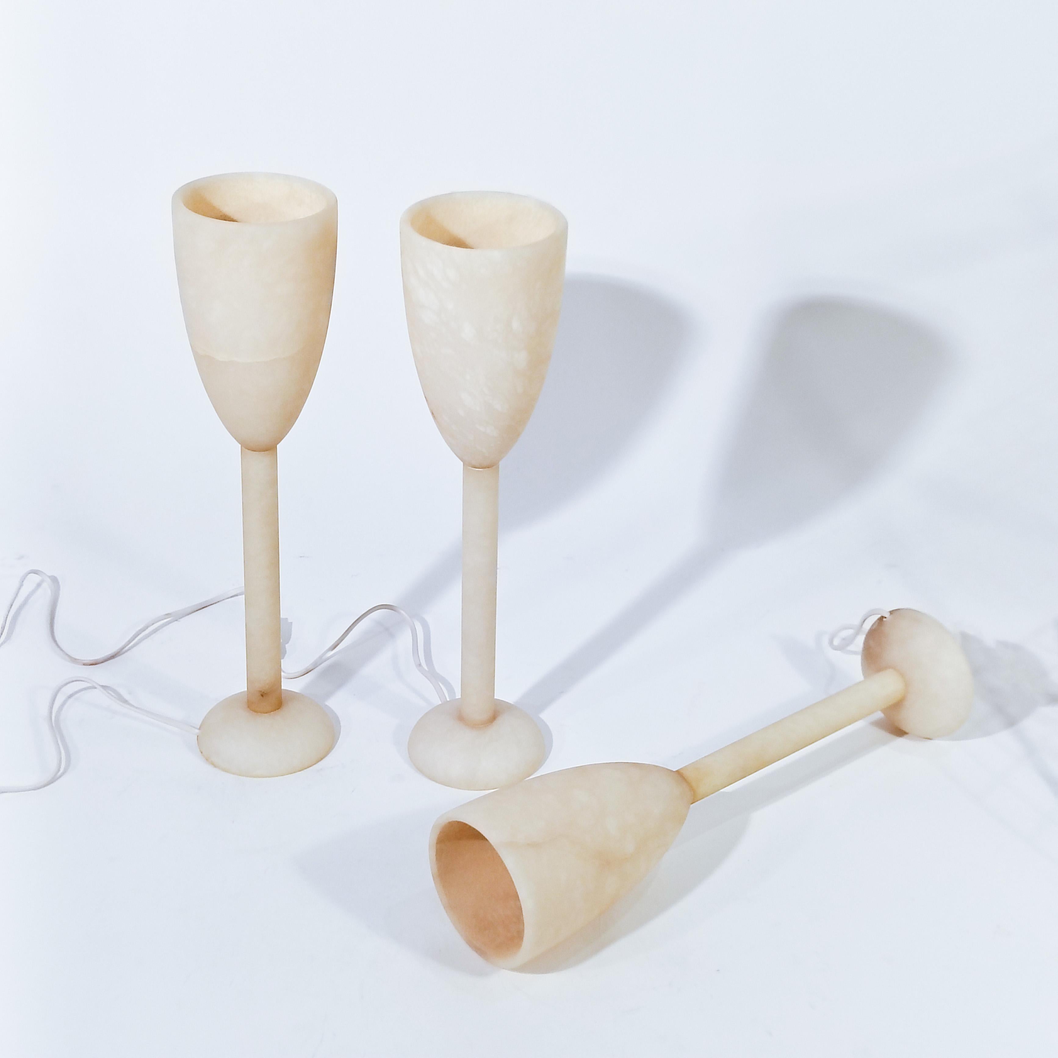 Ensemble de 3 lampes de table de Eclipsi, Espagne, années 1970. Entièrement en albâtre tourné et travaillé à la main en relief en forme de coupe, offrant un effet de lumière douce et chaleureuse à travers ce marbre polyvalent. Finition satinée et