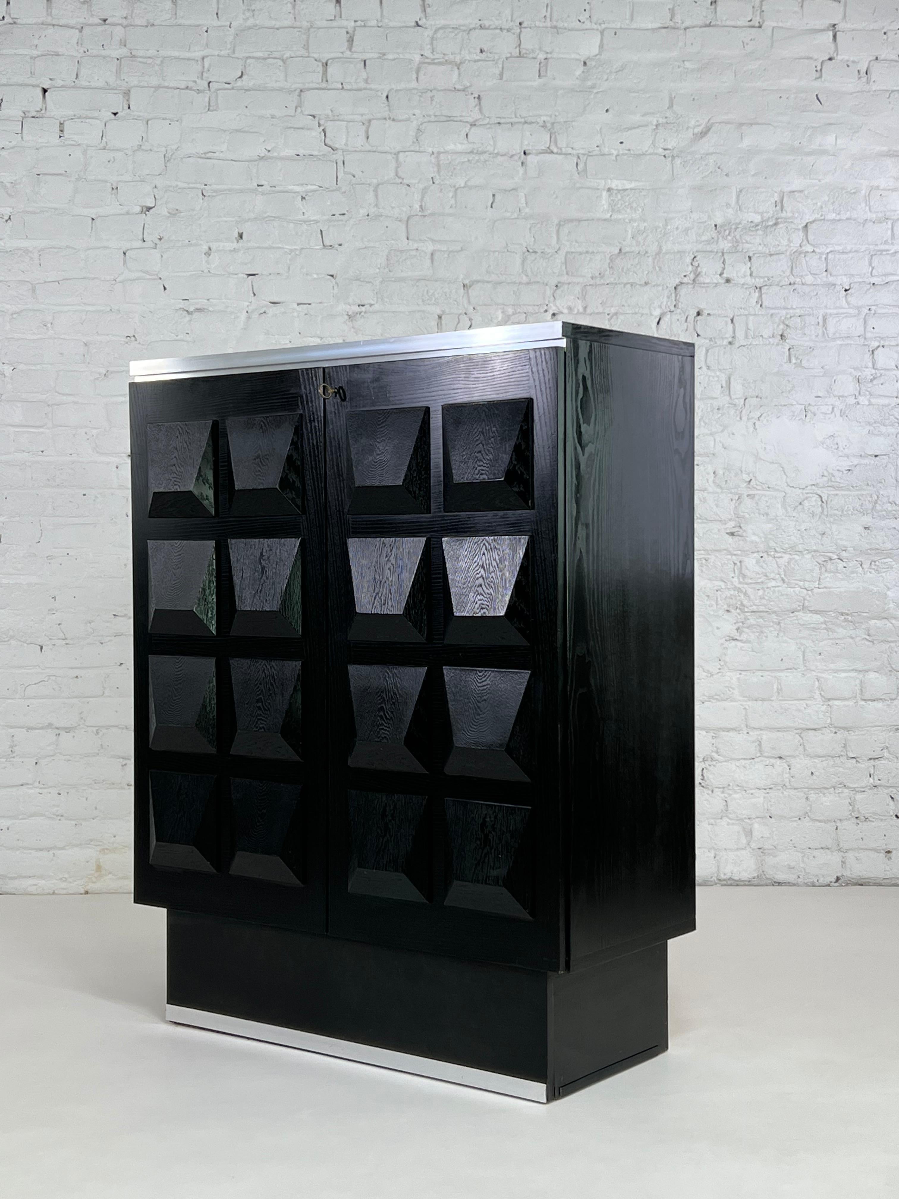 Minimalist and Brutalist Dutch Design buffet with graphic square shaped panels doors, geometric and timeless lines, robustness and high quality crafmanship attribute to the De Coene Brothers : can be used as a dry bar or storage cabinet.
 