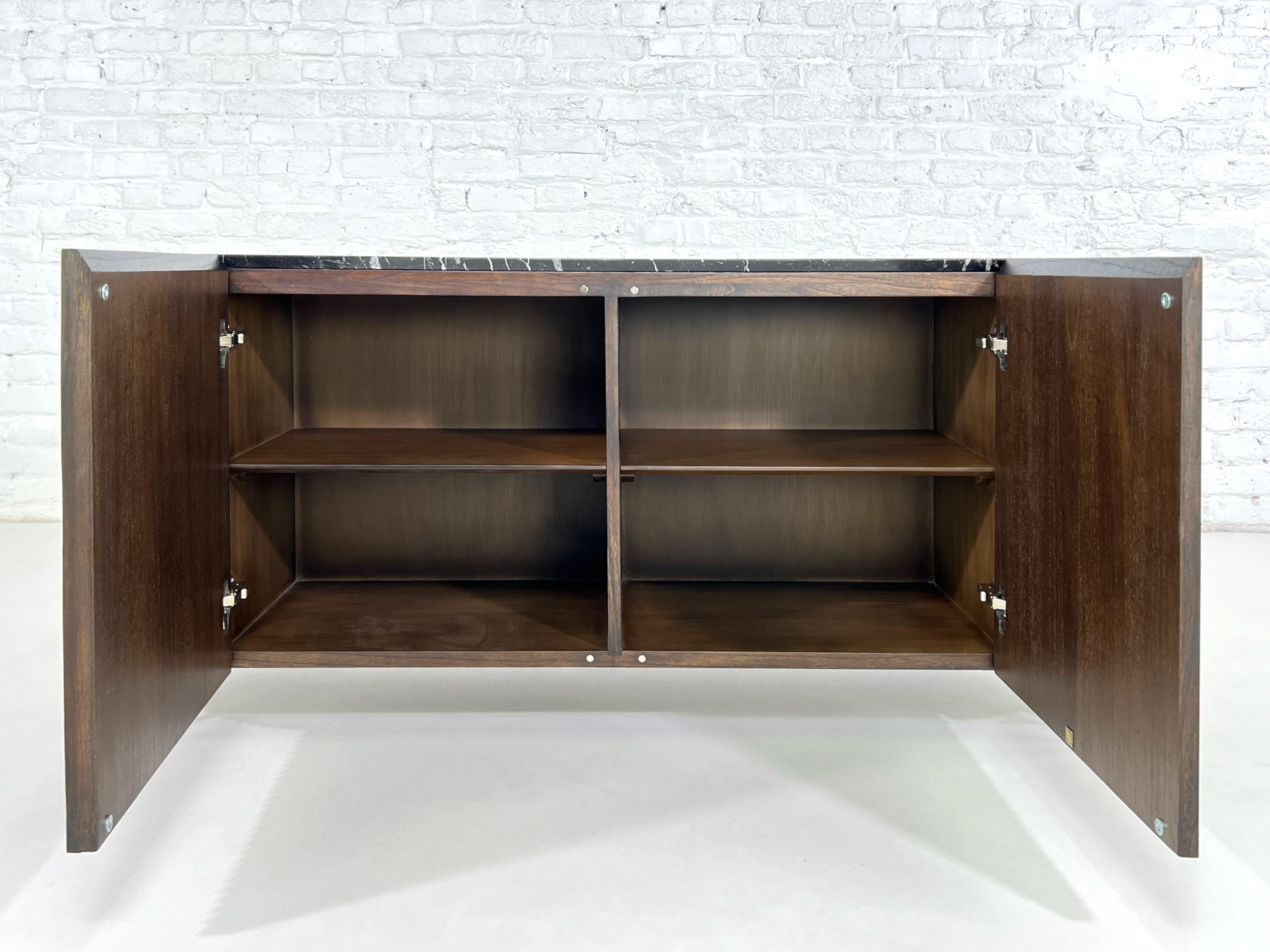 Aparador Ovalado de Madera y Mármol de Estilo Brutalista y Diseño MCM en venta 3