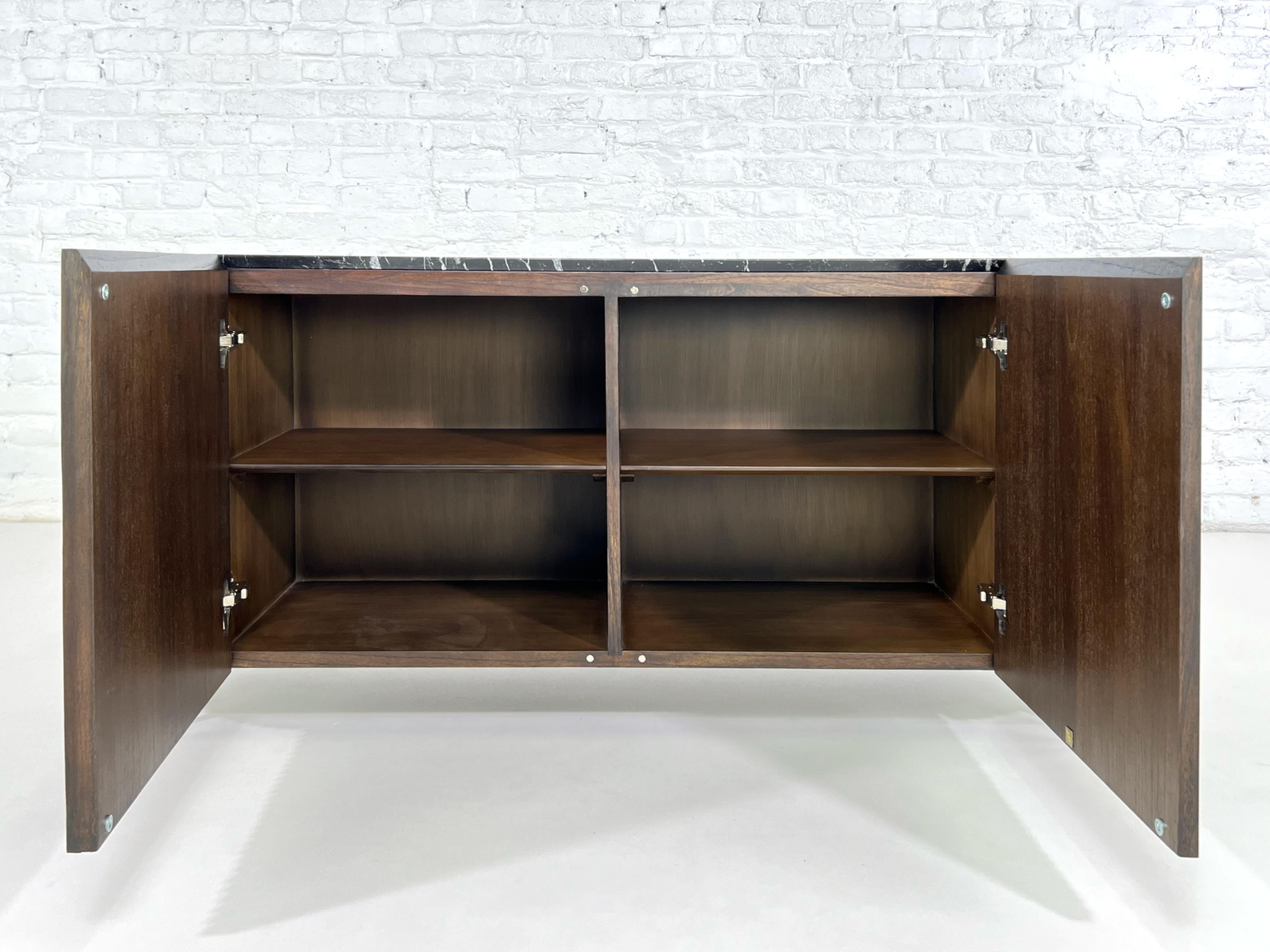 Buffet ovale en bois et en laiton avec dessus en marbre, style Brutalist et design MCM en vente 3